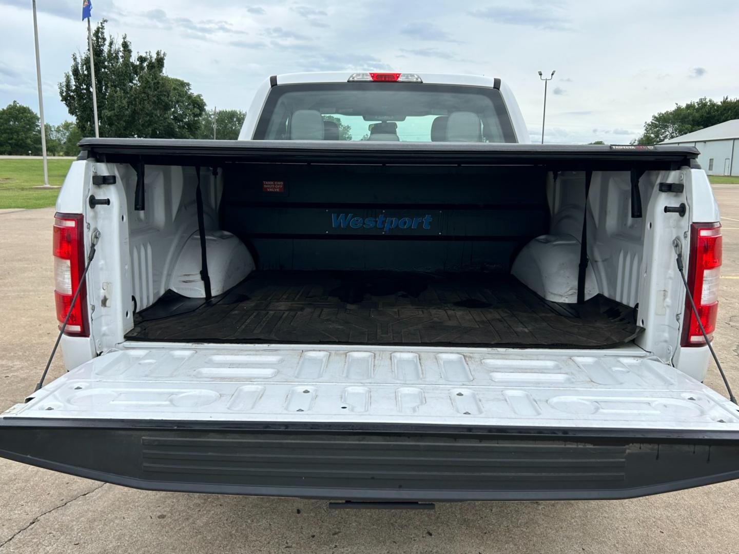 2018 White /Gray Ford F-150 XL SuperCab 6.5-ft. Bed 4WD (1FTFX1E57JK) with an 5.0L V8 OHV 16V engine, AUTOMATIC transmission, located at 17760 Hwy 62, Morris, OK, 74445, (918) 733-4887, 35.609104, -95.877060 - 2018 FORD F150 HAS A 5.0L V8 ENGINE AND IS 4WD. FEATURES KEYLESS ENTERY, LEATHER INTERIOR, POWER WINDOWS, POWER LOCKS, POWER MIRRORS, AM/FM RADIO, A/C, TRACTION CONTROL, AUXILIARY PORT, BACKUP CAMERA, TILT STEERING WHEEL, BED COVER, AND BED LINER. EQUIPPED WITH A BI-FUEL CNG FUEL SYSTEM. IT RUNS ON - Photo#16