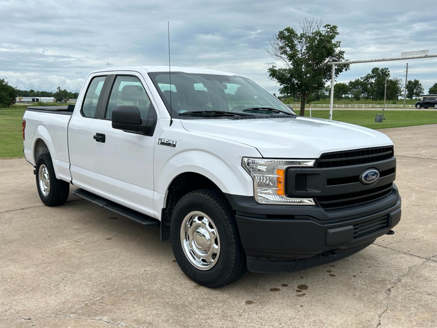 2018 White /Gray Ford F-150 XL SuperCab 6.5-ft. Bed 4WD (1FTFX1E57JK) with an 5.0L V8 OHV 16V engine, AUTOMATIC transmission, located at 17760 Hwy 62, Morris, OK, 74445, (918) 733-4887, 35.609104, -95.877060 - 2018 FORD F150 HAS A 5.0L V8 ENGINE AND IS 4WD. FEATURES KEYLESS ENTERY, LEATHER INTERIOR, POWER WINDOWS, POWER LOCKS, POWER MIRRORS, AM/FM RADIO, A/C, TRACTION CONTROL, AUXILIARY PORT, BACKUP CAMERA, TILT STEERING WHEEL, BED COVER, AND BED LINER. EQUIPPED WITH A BI-FUEL CNG FUEL SYSTEM. IT RUNS ON - Photo#2