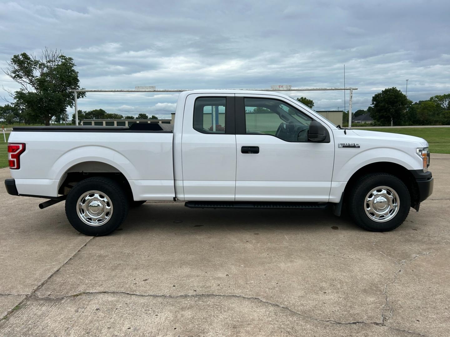 2018 White /Gray Ford F-150 XL SuperCab 6.5-ft. Bed 4WD (1FTFX1E57JK) with an 5.0L V8 OHV 16V engine, AUTOMATIC transmission, located at 17760 Hwy 62, Morris, OK, 74445, (918) 733-4887, 35.609104, -95.877060 - 2018 FORD F150 HAS A 5.0L V8 ENGINE AND IS 4WD. FEATURES KEYLESS ENTERY, LEATHER INTERIOR, POWER WINDOWS, POWER LOCKS, POWER MIRRORS, AM/FM RADIO, A/C, TRACTION CONTROL, AUXILIARY PORT, BACKUP CAMERA, TILT STEERING WHEEL, BED COVER, AND BED LINER. EQUIPPED WITH A BI-FUEL CNG FUEL SYSTEM. IT RUNS ON - Photo#3