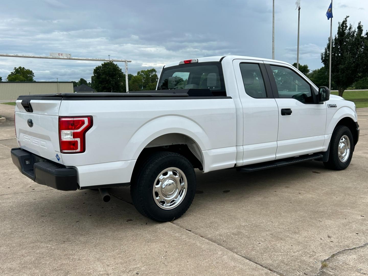 2018 White /Gray Ford F-150 XL SuperCab 6.5-ft. Bed 4WD (1FTFX1E57JK) with an 5.0L V8 OHV 16V engine, AUTOMATIC transmission, located at 17760 Hwy 62, Morris, OK, 74445, (918) 733-4887, 35.609104, -95.877060 - 2018 FORD F150 HAS A 5.0L V8 ENGINE AND IS 4WD. FEATURES KEYLESS ENTERY, LEATHER INTERIOR, POWER WINDOWS, POWER LOCKS, POWER MIRRORS, AM/FM RADIO, A/C, TRACTION CONTROL, AUXILIARY PORT, BACKUP CAMERA, TILT STEERING WHEEL, BED COVER, AND BED LINER. EQUIPPED WITH A BI-FUEL CNG FUEL SYSTEM. IT RUNS ON - Photo#4