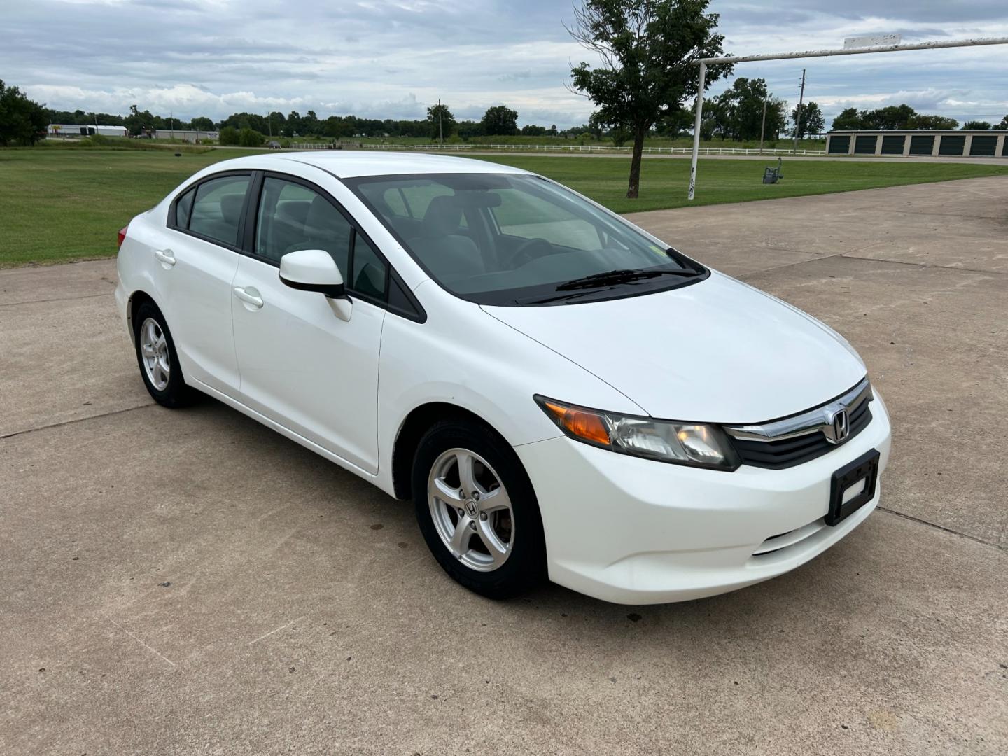 2012 White /Gray Honda Civic CNG Sedan (19XFB5F56CE) with an 1.8L L4 SOHC 16V CNG engine, AUTOMATIC transmission, located at 17760 Hwy 62, Morris, OK, 74445, (918) 733-4887, 35.609104, -95.877060 - 2012 HONDA CIVIC DEDICATED CNG HAS A 1.8L 4 CYLINDER ENGINE AND IS 2WD. HAS KEYLESS REMOTE ENTRY, MANUAL SEATS, POWER LOCKS, POWER MIRRORS, POWER WINDOWS. HAS AM/FM RADIO, CD PLAYER, BLUETOOTH HANDS-FREE CALLING, AUX PORT, USB PORT, CRUISE CONTROL, TRACTION CONTROL. 29,850 MILES. 195/65R15 TIRES. CL - Photo#2