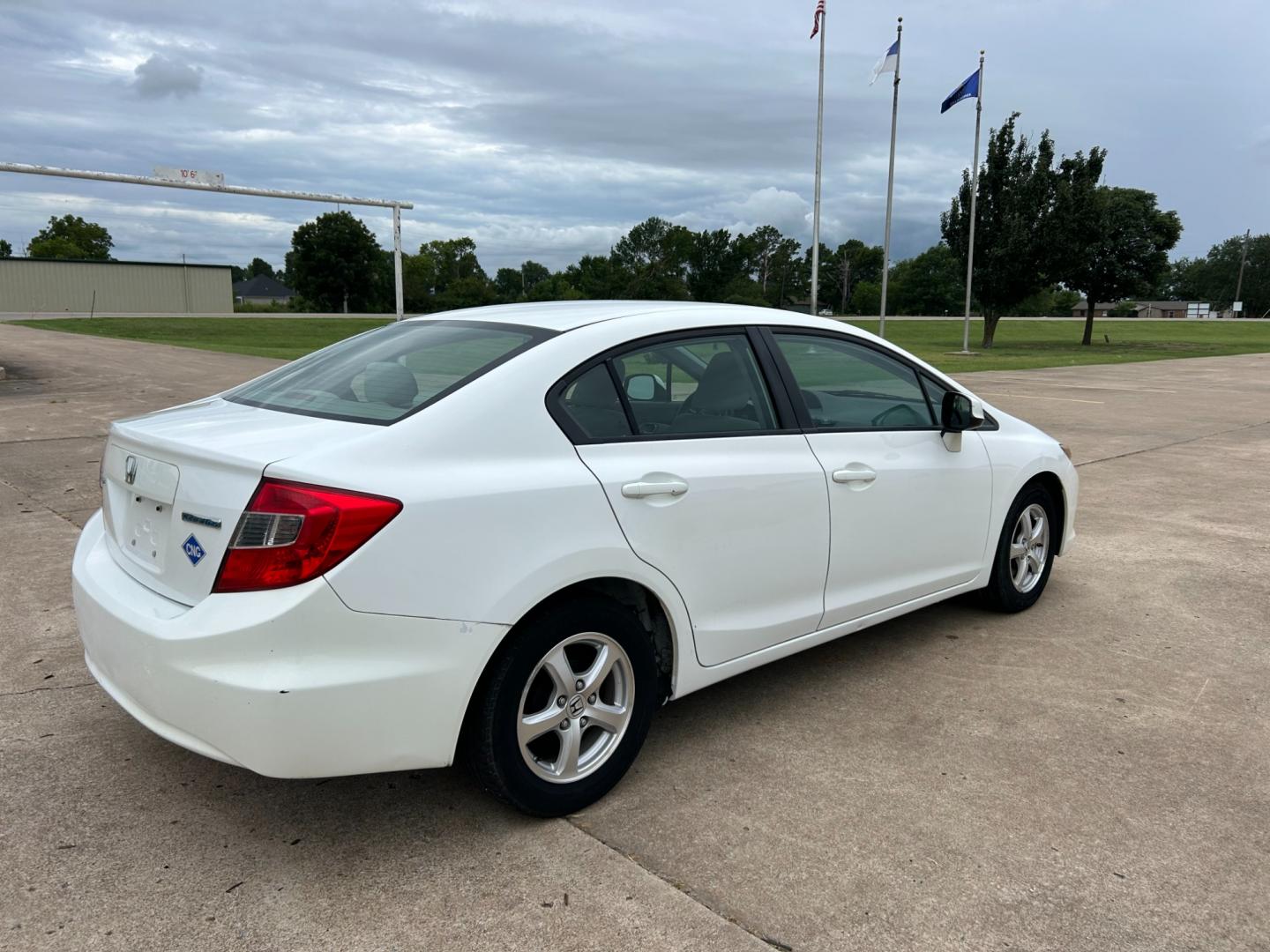 2012 White /Gray Honda Civic CNG Sedan (19XFB5F56CE) with an 1.8L L4 SOHC 16V CNG engine, AUTOMATIC transmission, located at 17760 Hwy 62, Morris, OK, 74445, (918) 733-4887, 35.609104, -95.877060 - 2012 HONDA CIVIC DEDICATED CNG HAS A 1.8L 4 CYLINDER ENGINE AND IS 2WD. HAS KEYLESS REMOTE ENTRY, MANUAL SEATS, POWER LOCKS, POWER MIRRORS, POWER WINDOWS. HAS AM/FM RADIO, CD PLAYER, BLUETOOTH HANDS-FREE CALLING, AUX PORT, USB PORT, CRUISE CONTROL, TRACTION CONTROL. 48,537 MILES. 195/65R15 TIRES. CL - Photo#4