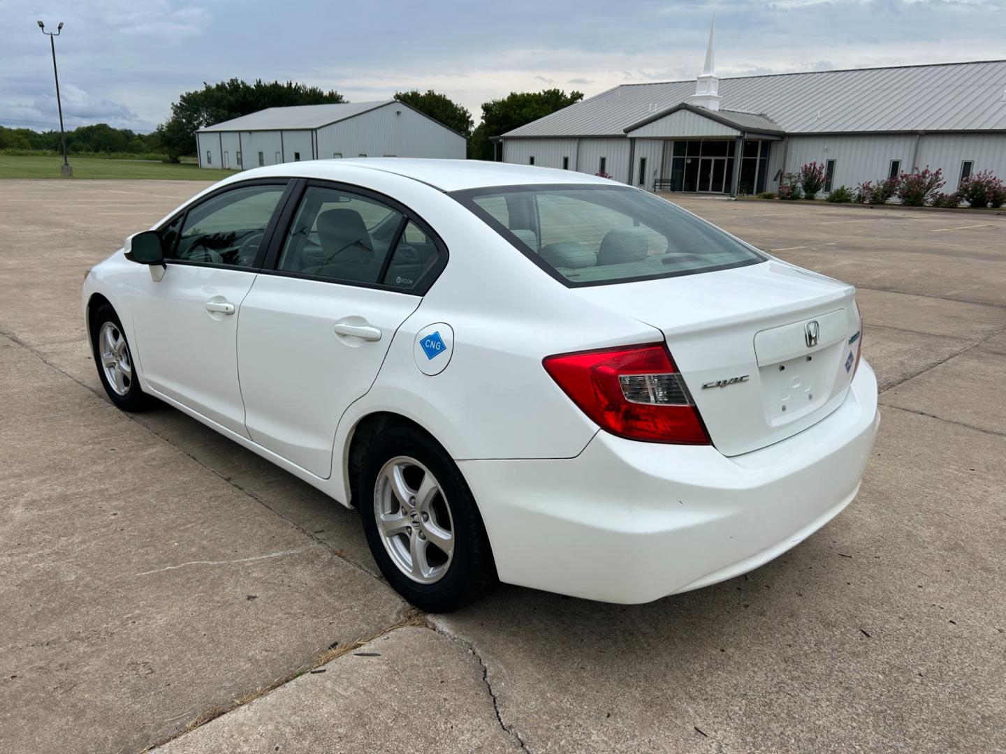 2012 White /Gray Honda Civic CNG Sedan (19XFB5F56CE) with an 1.8L L4 SOHC 16V CNG engine, AUTOMATIC transmission, located at 17760 Hwy 62, Morris, OK, 74445, (918) 733-4887, 35.609104, -95.877060 - Photo#6