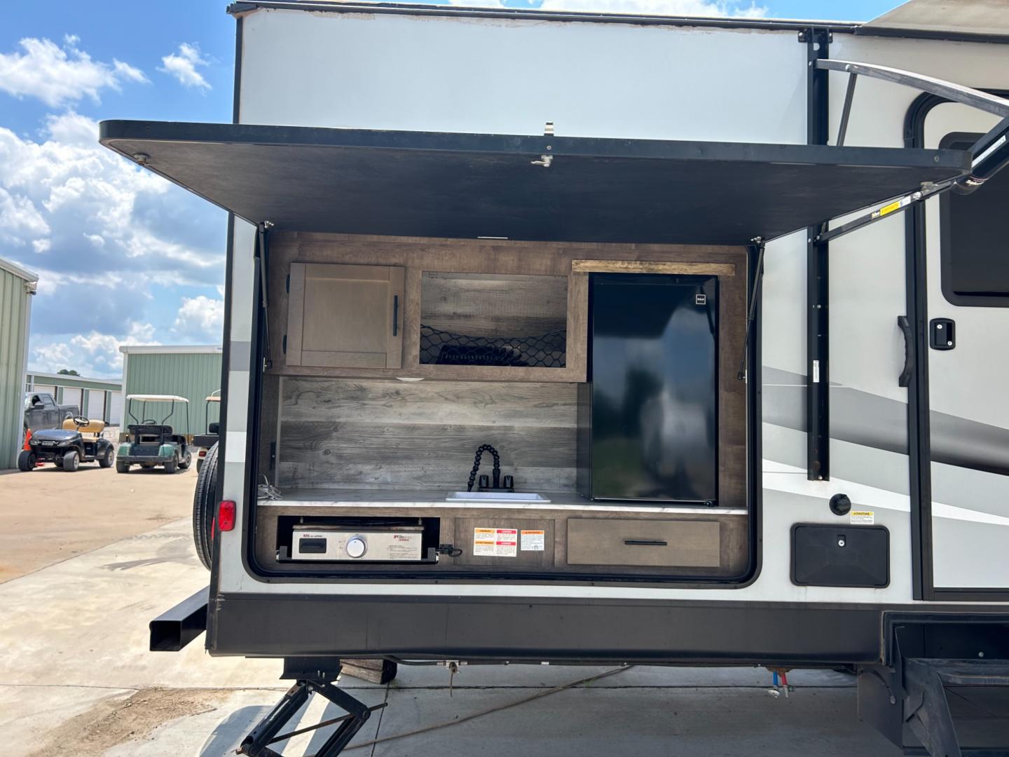 2021 Silver /Gray CONNECT 312BHKSE (4EZTL3322M7) , located at 17760 Hwy 62, Morris, OK, 74445, 35.609104, -95.877060 - READY FOR AN ADVENTURE WE HAVE THE PERFECT CAMPER FOR YOU AND YOUR FAMILY THE 2021 KZ SPORTSMEN IT IS 36FT HAS 2 SLIDE OUTS, 19FT AWNING, MAX SLEEP IS 10 PEOPLE. IN THE FRONT OF THE CAMPER YOU HAVE YOUR MASTER BEDROOM WITH A QUEEN SIZE BED AND OVERHEAD STORAGE WITH 2 CLOSETS. IN THE MIDDLE OF THE C - Photo#10