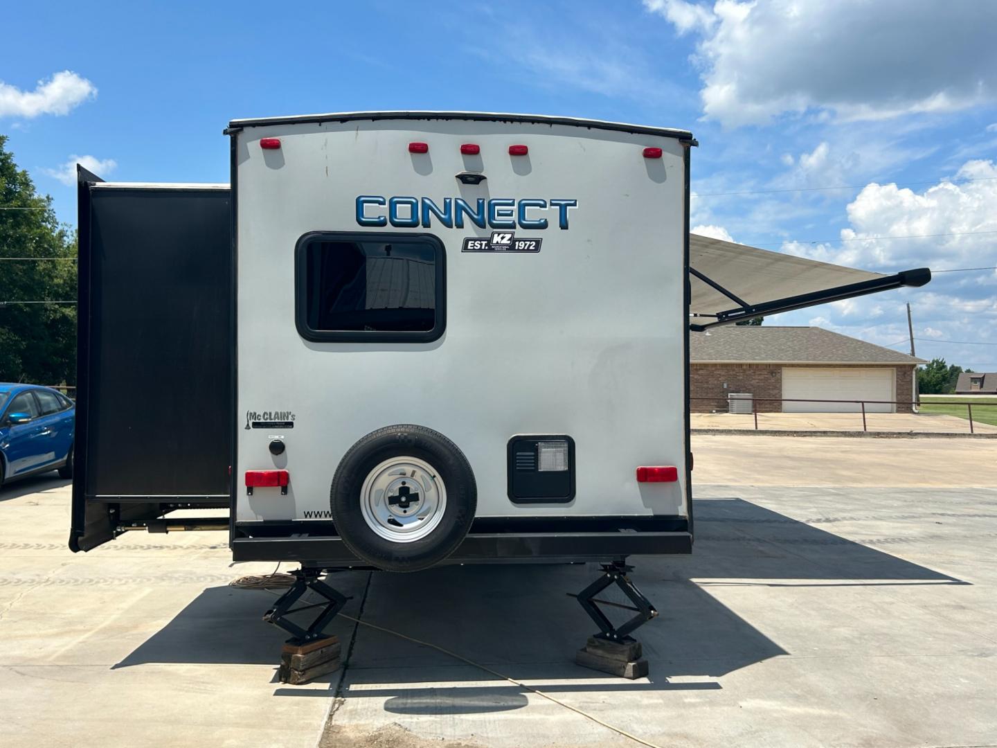 2021 Silver /Gray CONNECT 312BHKSE (4EZTL3322M7) , located at 17760 Hwy 62, Morris, OK, 74445, 35.609104, -95.877060 - READY FOR AN ADVENTURE WE HAVE THE PERFECT CAMPER FOR YOU AND YOUR FAMILY THE 2021 KZ SPORTSMEN IT IS 36FT HAS 2 SLIDE OUTS, 19FT AWNING, MAX SLEEP IS 10 PEOPLE. IN THE FRONT OF THE CAMPER YOU HAVE YOUR MASTER BEDROOM WITH A QUEEN SIZE BED AND OVERHEAD STORAGE WITH 2 CLOSETS. IN THE MIDDLE OF THE C - Photo#3