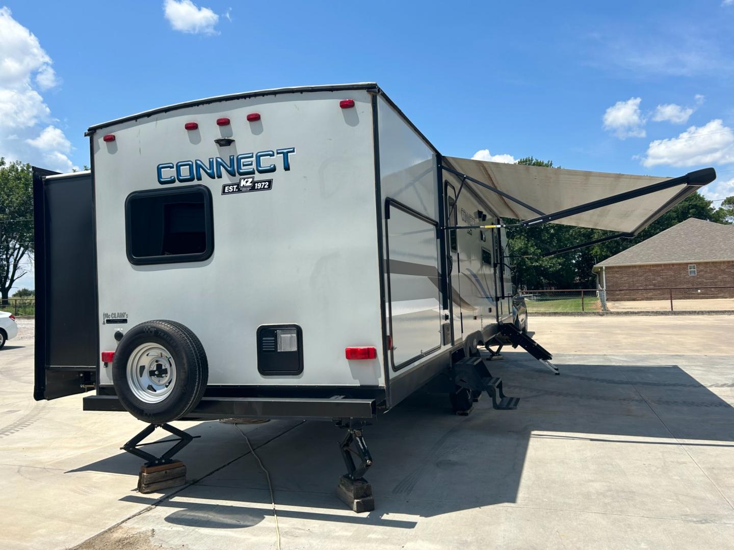 2021 Silver /Gray CONNECT 312BHKSE (4EZTL3322M7) , located at 17760 Hwy 62, Morris, OK, 74445, 35.609104, -95.877060 - READY FOR AN ADVENTURE WE HAVE THE PERFECT CAMPER FOR YOU AND YOUR FAMILY THE 2021 KZ SPORTSMEN IT IS 36FT HAS 2 SLIDE OUTS, 19FT AWNING, MAX SLEEP IS 10 PEOPLE. IN THE FRONT OF THE CAMPER YOU HAVE YOUR MASTER BEDROOM WITH A QUEEN SIZE BED AND OVERHEAD STORAGE WITH 2 CLOSETS. IN THE MIDDLE OF THE C - Photo#2