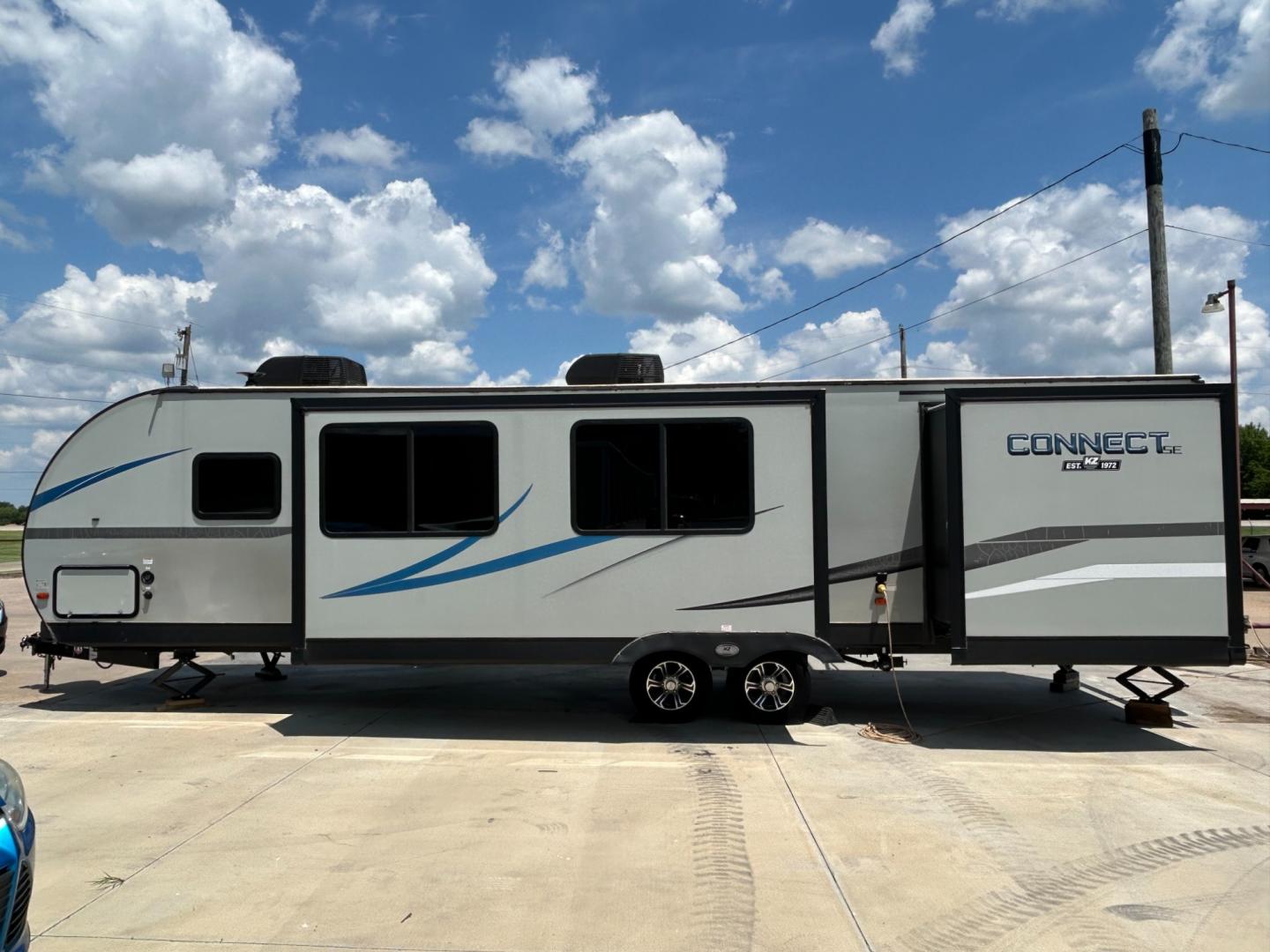 2021 Silver /Gray CONNECT 312BHKSE (4EZTL3322M7) , located at 17760 Hwy 62, Morris, OK, 74445, 35.609104, -95.877060 - READY FOR AN ADVENTURE WE HAVE THE PERFECT CAMPER FOR YOU AND YOUR FAMILY THE 2021 KZ SPORTSMEN IT IS 36FT HAS 2 SLIDE OUTS, 19FT AWNING, MAX SLEEP IS 10 PEOPLE. IN THE FRONT OF THE CAMPER YOU HAVE YOUR MASTER BEDROOM WITH A QUEEN SIZE BED AND OVERHEAD STORAGE WITH 2 CLOSETS. IN THE MIDDLE OF THE C - Photo#5