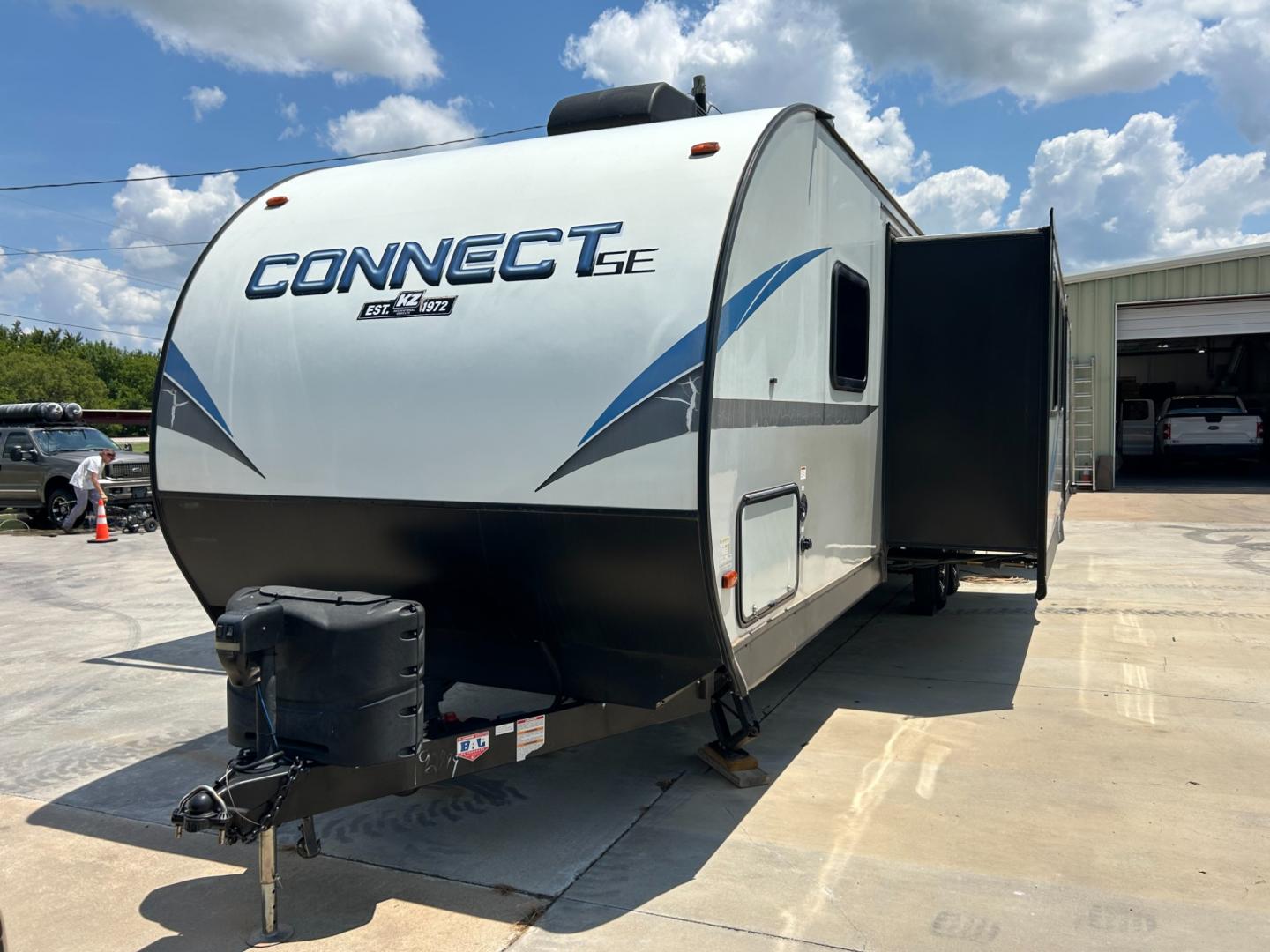 2021 Silver /Gray CONNECT 312BHKSE (4EZTL3322M7) , located at 17760 Hwy 62, Morris, OK, 74445, 35.609104, -95.877060 - READY FOR AN ADVENTURE WE HAVE THE PERFECT CAMPER FOR YOU AND YOUR FAMILY THE 2021 KZ SPORTSMEN IT IS 36FT HAS 2 SLIDE OUTS, 19FT AWNING, MAX SLEEP IS 10 PEOPLE. IN THE FRONT OF THE CAMPER YOU HAVE YOUR MASTER BEDROOM WITH A QUEEN SIZE BED AND OVERHEAD STORAGE WITH 2 CLOSETS. IN THE MIDDLE OF THE C - Photo#6