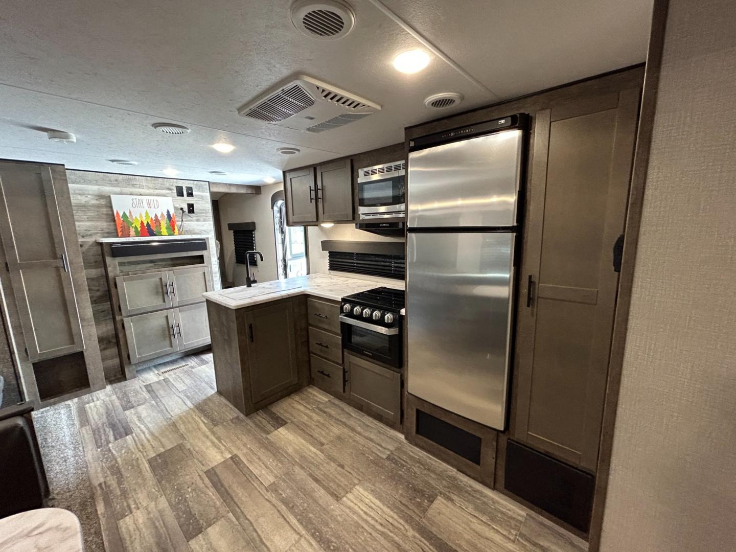 2021 Silver /Gray CONNECT 312BHKSE (4EZTL3322M7) , located at 17760 Hwy 62, Morris, OK, 74445, 35.609104, -95.877060 - READY FOR AN ADVENTURE WE HAVE THE PERFECT CAMPER FOR YOU AND YOUR FAMILY THE 2021 KZ SPORTSMEN IT IS 36FT HAS 2 SLIDE OUTS, 19FT AWNING, MAX SLEEP IS 10 PEOPLE. IN THE FRONT OF THE CAMPER YOU HAVE YOUR MASTER BEDROOM WITH A QUEEN SIZE BED AND OVERHEAD STORAGE WITH 2 CLOSETS. IN THE MIDDLE OF THE C - Photo#19