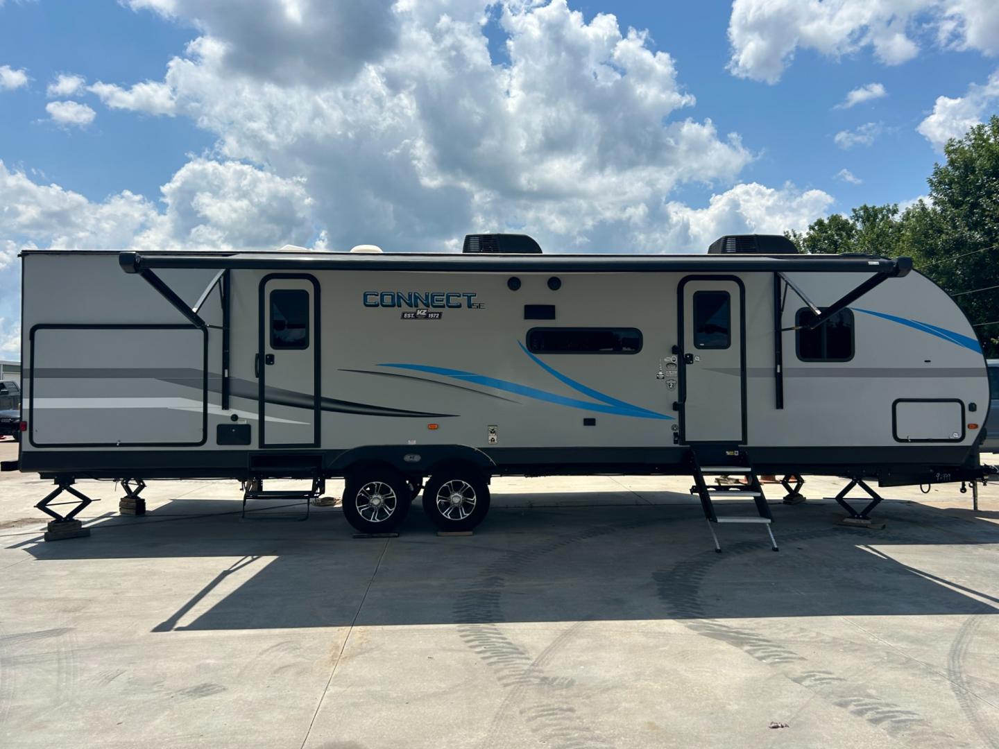 2021 Silver /Gray CONNECT 312BHKSE (4EZTL3322M7) , located at 17760 Hwy 62, Morris, OK, 74445, 35.609104, -95.877060 - READY FOR AN ADVENTURE WE HAVE THE PERFECT CAMPER FOR YOU AND YOUR FAMILY THE 2021 KZ SPORTSMEN IT IS 36FT HAS 2 SLIDE OUTS, 19FT AWNING, MAX SLEEP IS 10 PEOPLE. IN THE FRONT OF THE CAMPER YOU HAVE YOUR MASTER BEDROOM WITH A QUEEN SIZE BED AND OVERHEAD STORAGE WITH 2 CLOSETS. IN THE MIDDLE OF THE C - Photo#1