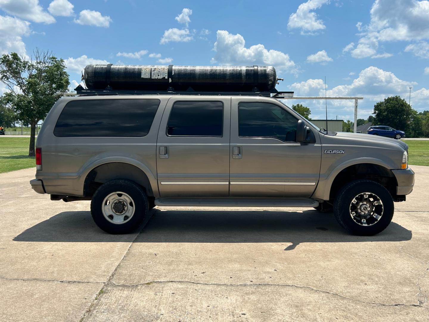 2002 GRAY /TAN Ford Excursion LIMITED (1FMNU43S32E) with an 6.8L V10 engine, AUTOMATIC transmission, located at 17760 Hwy 62, Morris, OK, 74445, (918) 733-4887, 35.609104, -95.877060 - 2002 FORD EXCURSION BI-FUEL SYSTEM (RUNS ON CNG OR GASOLINE) HAS THE 6.8L V10 ENGINE AND IS 4WD. IT FEATURES POWER SEATS, POWER LOCKS, POWER WINDOWS, POWER MIRROR, LEATHER INTERIOR, 3RD ROW SEATING, TILT WHEEL, ADJUSTABLE FOOT PEDAL, AM/FM RADIO AND CD PLAYER, A/C AND HAS REAR A/C. MILES 209,025 ** - Photo#3