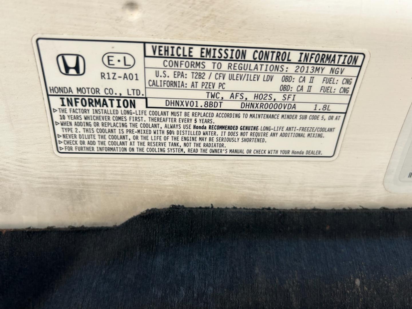 2013 White /Gray Honda Civic CNG Sedan (19XFB5F5XDE) with an 1.8L L4 SOHC 16V CNG engine, AUTOMATIC transmission, located at 17760 Hwy 62, Morris, OK, 74445, (918) 733-4887, 35.609104, -95.877060 - 2013 HONDA CIVIC DEDICATED CNG (RUNS ONLY ON COMPRESSED NATURAL GAS) HAS A 1.8L 4 CYLINDER ENGINE AND IS 2WD. HAS KEYLESS REMOTE ENTRY, MANUAL SEATS, POWER LOCKS, POWER MIRRORS, POWER WINDOWS. HAS AM/FM RADIO, CD PLAYER, BLUETOOTH HANDS-FREE CALLING, AUX PORT, USB PORT, CRUISE CONTROL, MULTI-FUNCTIO - Photo#20