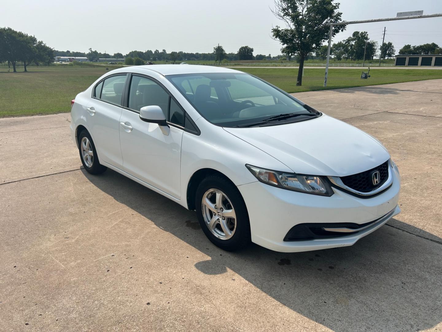 2013 White /Gray Honda Civic CNG Sedan (19XFB5F5XDE) with an 1.8L L4 SOHC 16V CNG engine, AUTOMATIC transmission, located at 17760 Hwy 62, Morris, OK, 74445, (918) 733-4887, 35.609104, -95.877060 - Photo#2