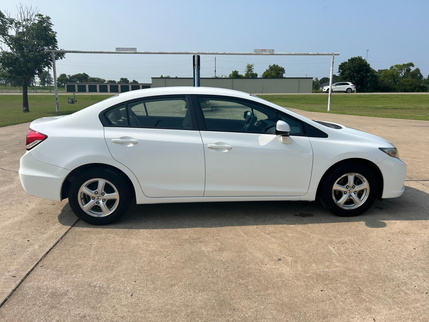 2013 White /Gray Honda Civic CNG Sedan (19XFB5F5XDE) with an 1.8L L4 SOHC 16V CNG engine, AUTOMATIC transmission, located at 17760 Hwy 62, Morris, OK, 74445, (918) 733-4887, 35.609104, -95.877060 - 2013 HONDA CIVIC DEDICATED CNG (RUNS ONLY ON COMPRESSED NATURAL GAS) HAS A 1.8L 4 CYLINDER ENGINE AND IS 2WD. HAS KEYLESS REMOTE ENTRY, MANUAL SEATS, POWER LOCKS, POWER MIRRORS, POWER WINDOWS. HAS AM/FM RADIO, CD PLAYER, BLUETOOTH HANDS-FREE CALLING, AUX PORT, USB PORT, CRUISE CONTROL, MULTI-FUNCTIO - Photo#3