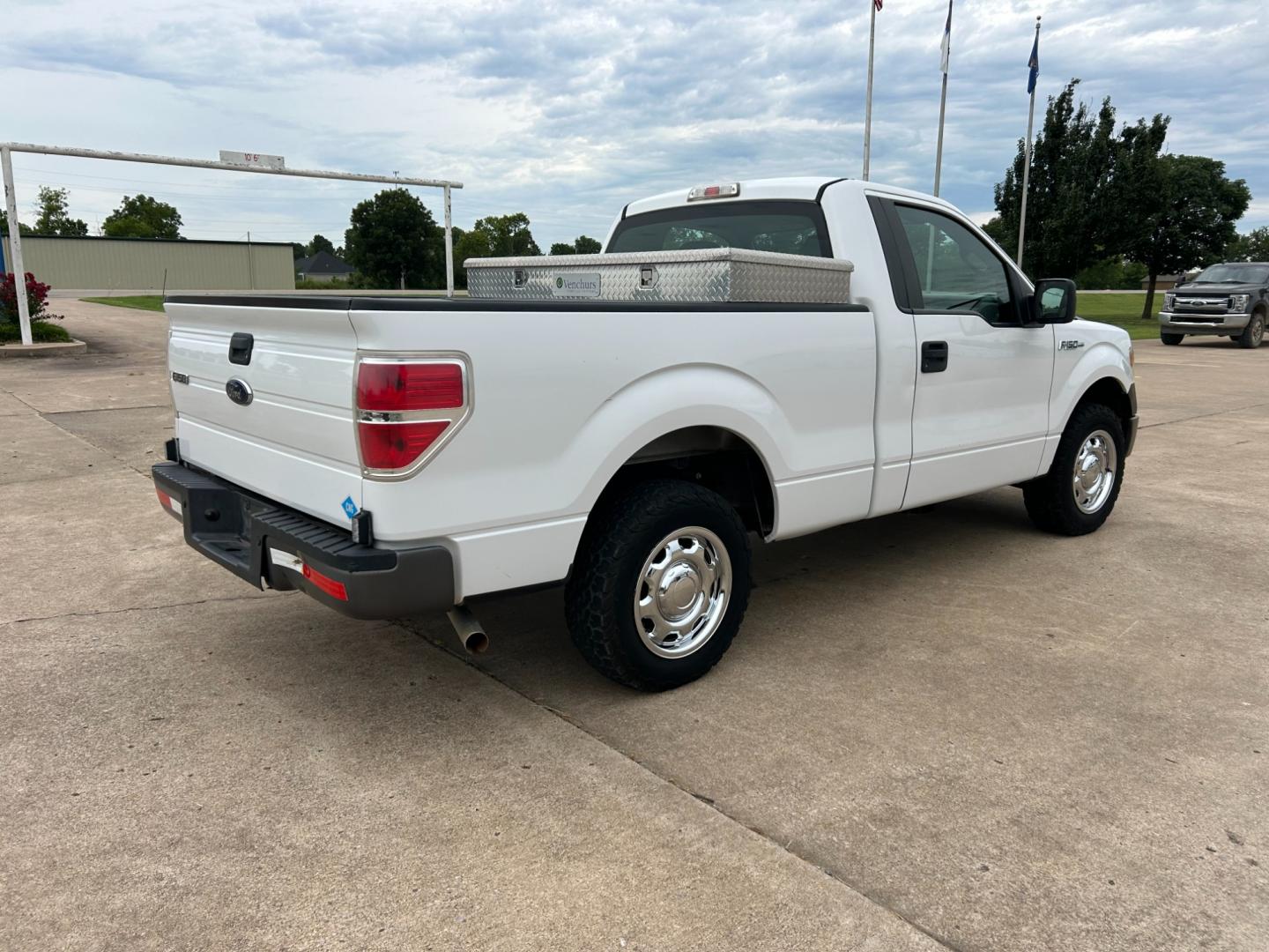 2014 White /Gray Ford F-150 XL (1FTMF1CM3EK) with an 3.6L V6 engine, AUTOMATIC transmission, located at 17760 Hwy 62, Morris, OK, 74445, (918) 733-4887, 35.609104, -95.877060 - Photo#4