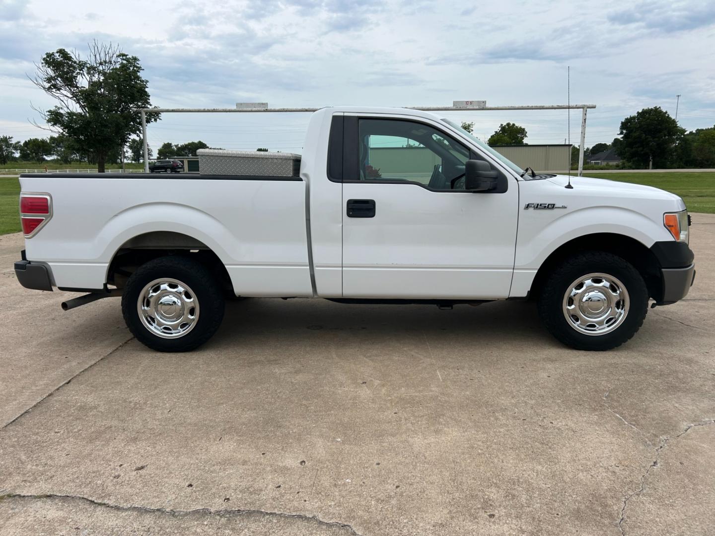 2014 White /Gray Ford F-150 XL (1FTMF1CM3EK) with an 3.6L V6 engine, AUTOMATIC transmission, located at 17760 Hwy 62, Morris, OK, 74445, (918) 733-4887, 35.609104, -95.877060 - Photo#3