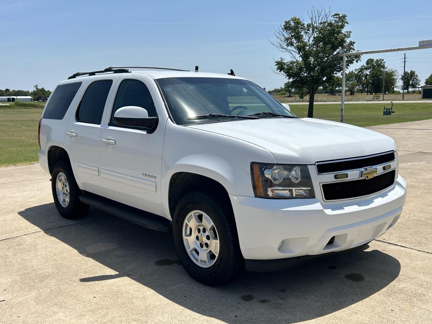 2011 White /BLACK Chevrolet Tahoe LS 4WD (1GNSKAE02BR) with an 5.3L V8 OHV 16V FFV engine, 6-Speed Automatic transmission, located at 17760 Hwy 62, Morris, OK, 74445, (918) 733-4887, 35.609104, -95.877060 - 2011 CHEVY TAHOE 5.3L V8 4WD BI-FUEL FEATURES REMOTE START, REMOTE KEYLESS ENTRY, REMOTE KEYLESS LOCKING SYSTEM, POWER WINDOWS, POWER SEATS, POWER MIRRORS, POWER LOCKS, AM/FM STEREO, CD PLAYER, BACKUP CAMERA, CLOTHS SEATS, POWER-ADJUSTABLE PEDALS, HILL ASSISTANCE, LEATHER-WRAPPED MULTI-FUNCTION STEE - Photo#0