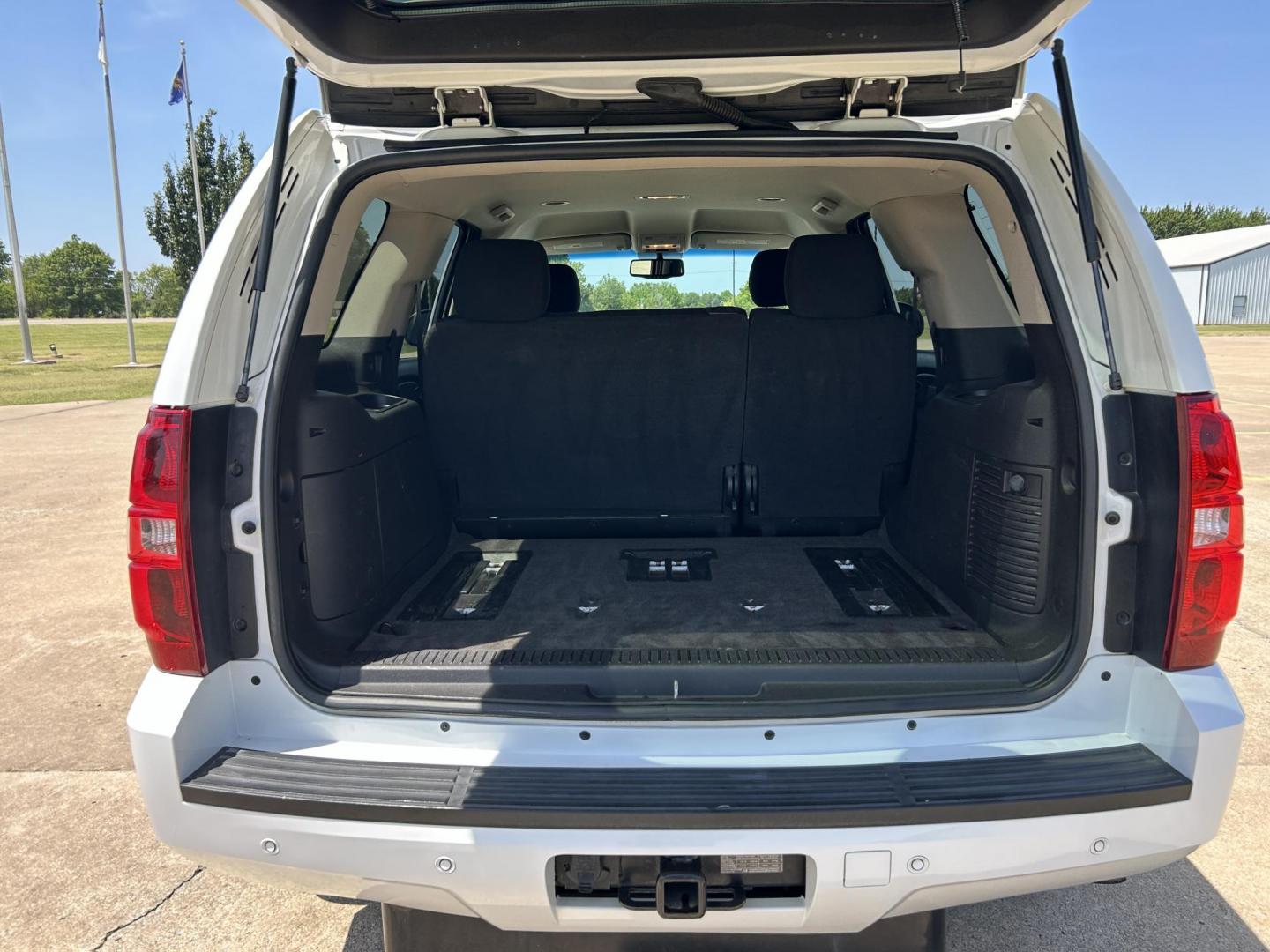 2011 White /BLACK Chevrolet Tahoe LS 4WD (1GNSKAE02BR) with an 5.3L V8 OHV 16V FFV engine, 6-Speed Automatic transmission, located at 17760 Hwy 62, Morris, OK, 74445, (918) 733-4887, 35.609104, -95.877060 - 2011 CHEVY TAHOE 5.3L V8 4WD BI-FUEL FEATURES REMOTE START, REMOTE KEYLESS ENTRY, REMOTE KEYLESS LOCKING SYSTEM, POWER WINDOWS, POWER SEATS, POWER MIRRORS, POWER LOCKS, AM/FM STEREO, CD PLAYER, BACKUP CAMERA, CLOTHS SEATS, POWER-ADJUSTABLE PEDALS, HILL ASSISTANCE, LEATHER-WRAPPED MULTI-FUNCTION STEE - Photo#16