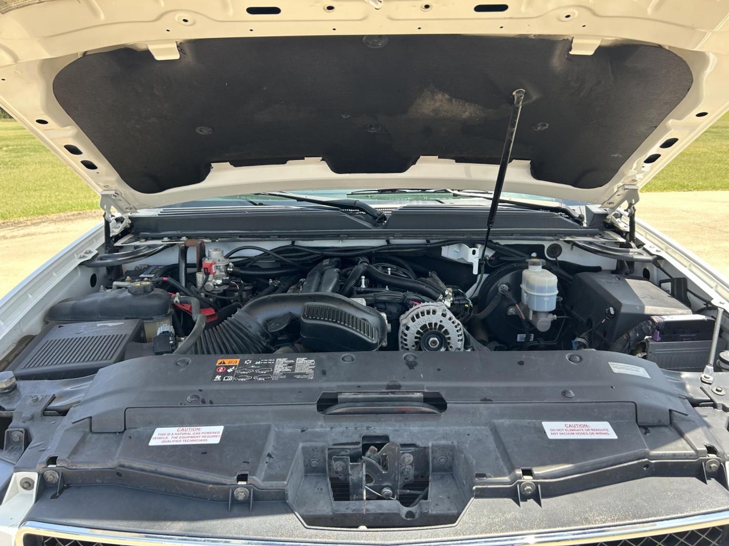 2011 White /BLACK Chevrolet Tahoe LS 4WD (1GNSKAE02BR) with an 5.3L V8 OHV 16V FFV engine, 6-Speed Automatic transmission, located at 17760 Hwy 62, Morris, OK, 74445, (918) 733-4887, 35.609104, -95.877060 - Photo#19