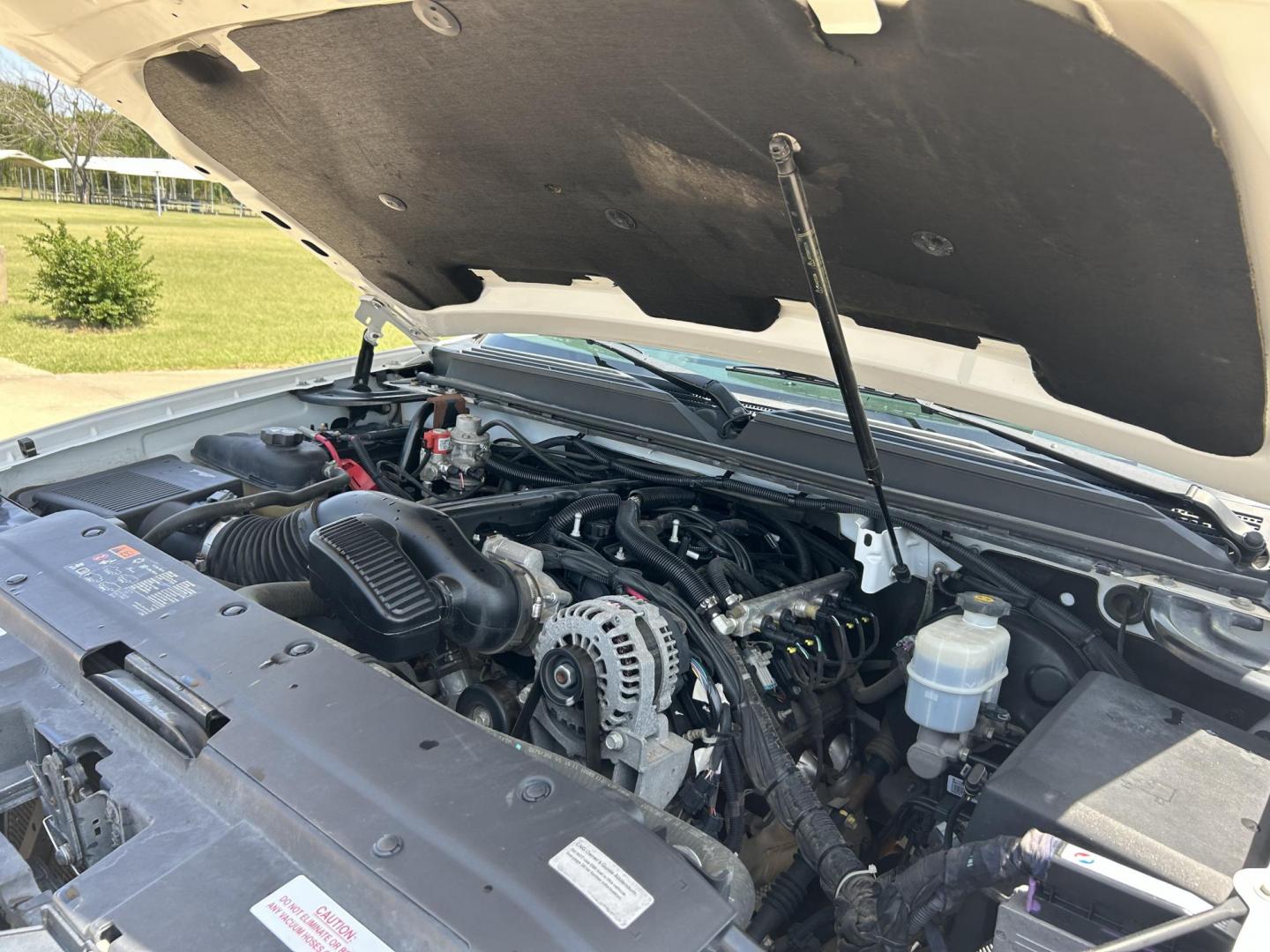 2011 White /BLACK Chevrolet Tahoe LS 4WD (1GNSKAE02BR) with an 5.3L V8 OHV 16V FFV engine, 6-Speed Automatic transmission, located at 17760 Hwy 62, Morris, OK, 74445, (918) 733-4887, 35.609104, -95.877060 - 2011 CHEVY TAHOE 5.3L V8 4WD BI-FUEL FEATURES REMOTE START, REMOTE KEYLESS ENTRY, REMOTE KEYLESS LOCKING SYSTEM, POWER WINDOWS, POWER SEATS, POWER MIRRORS, POWER LOCKS, AM/FM STEREO, CD PLAYER, BACKUP CAMERA, CLOTHS SEATS, POWER-ADJUSTABLE PEDALS, HILL ASSISTANCE, LEATHER-WRAPPED MULTI-FUNCTION STEE - Photo#20