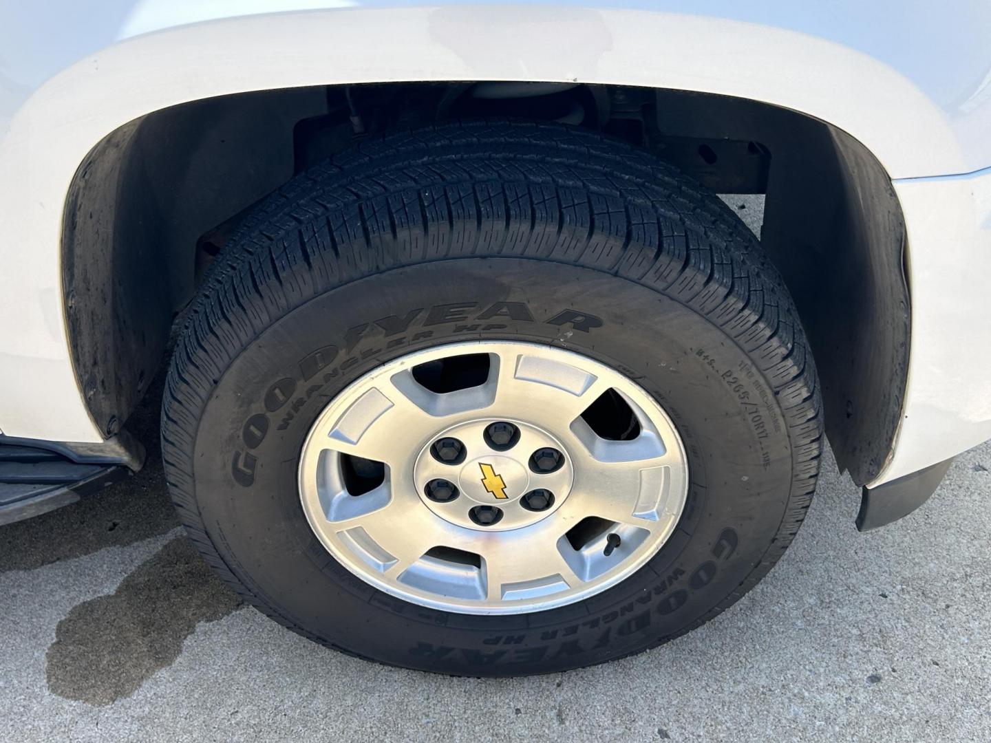 2011 White /BLACK Chevrolet Tahoe LS 4WD (1GNSKAE02BR) with an 5.3L V8 OHV 16V FFV engine, 6-Speed Automatic transmission, located at 17760 Hwy 62, Morris, OK, 74445, (918) 733-4887, 35.609104, -95.877060 - 2011 CHEVY TAHOE 5.3L V8 4WD BI-FUEL FEATURES REMOTE START, REMOTE KEYLESS ENTRY, REMOTE KEYLESS LOCKING SYSTEM, POWER WINDOWS, POWER SEATS, POWER MIRRORS, POWER LOCKS, AM/FM STEREO, CD PLAYER, BACKUP CAMERA, CLOTHS SEATS, POWER-ADJUSTABLE PEDALS, HILL ASSISTANCE, LEATHER-WRAPPED MULTI-FUNCTION STEE - Photo#23