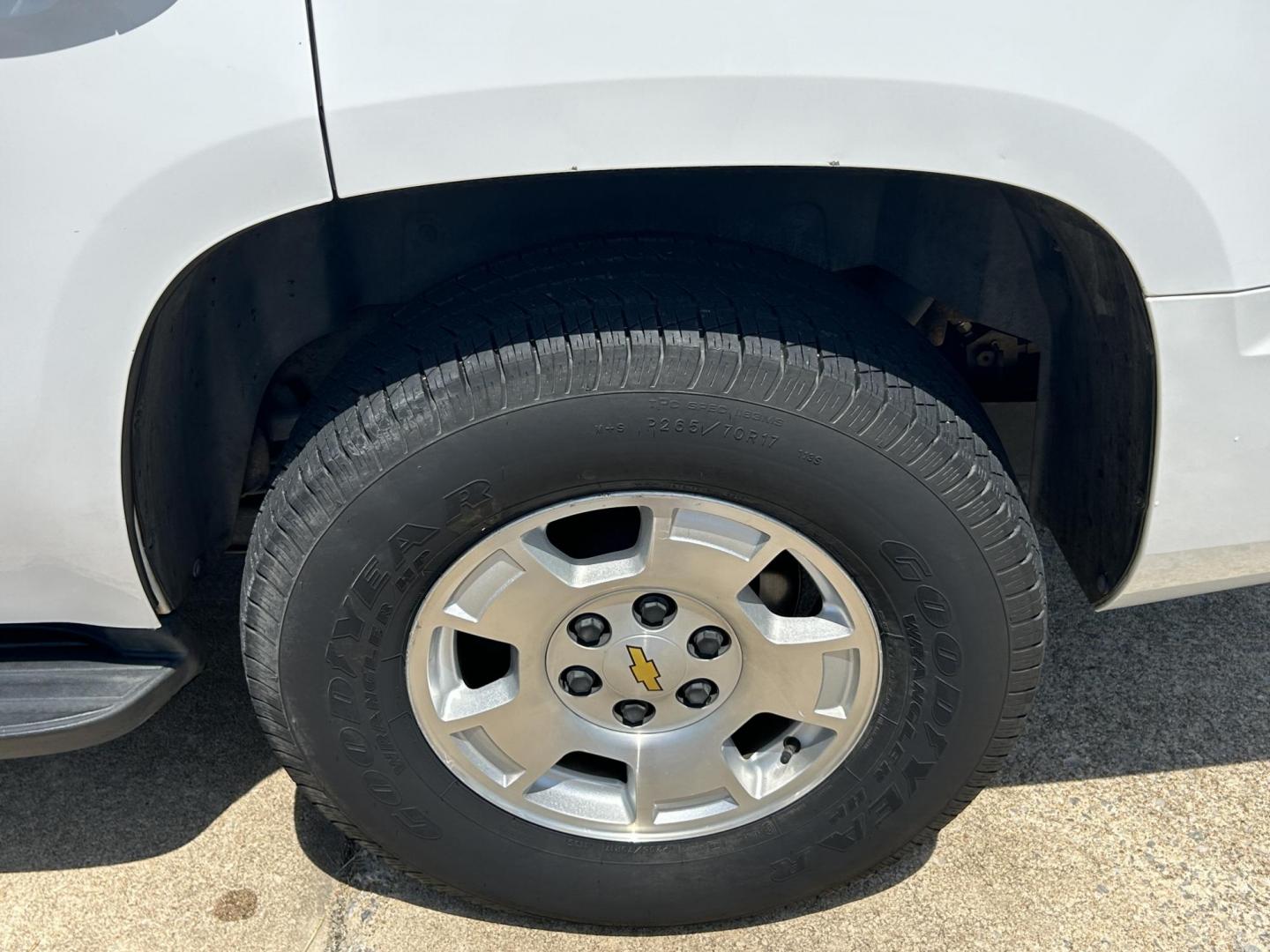 2011 White /BLACK Chevrolet Tahoe LS 4WD (1GNSKAE02BR) with an 5.3L V8 OHV 16V FFV engine, 6-Speed Automatic transmission, located at 17760 Hwy 62, Morris, OK, 74445, (918) 733-4887, 35.609104, -95.877060 - Photo#26