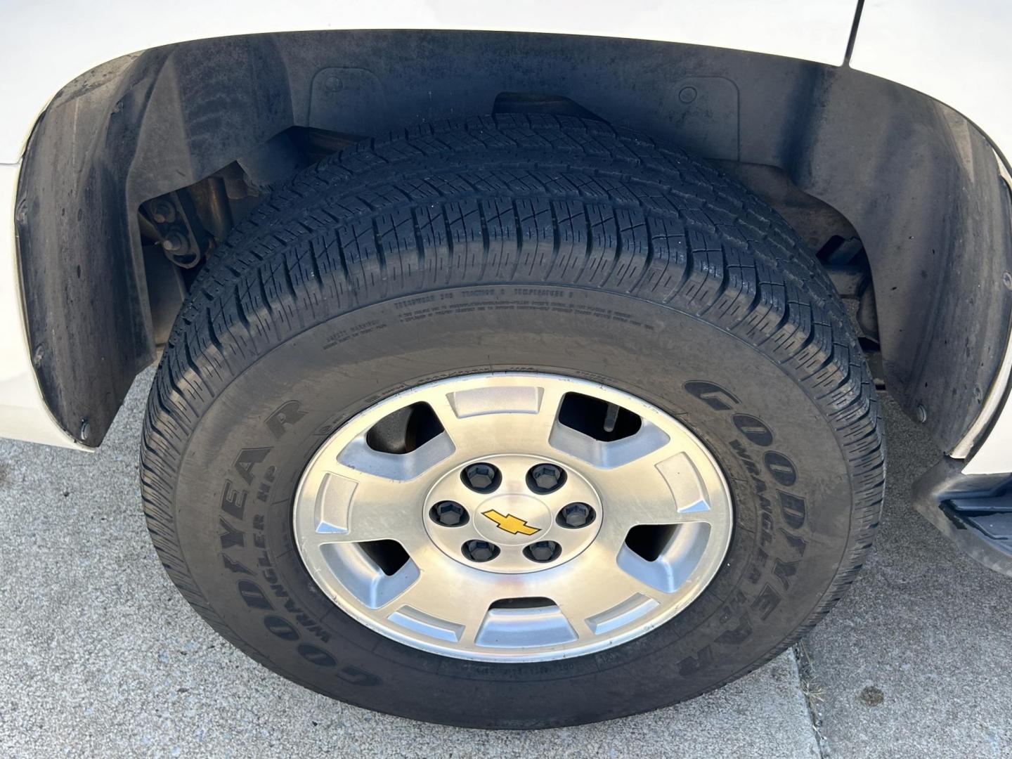 2011 White /BLACK Chevrolet Tahoe LS 4WD (1GNSKAE02BR) with an 5.3L V8 OHV 16V FFV engine, 6-Speed Automatic transmission, located at 17760 Hwy 62, Morris, OK, 74445, (918) 733-4887, 35.609104, -95.877060 - Photo#27