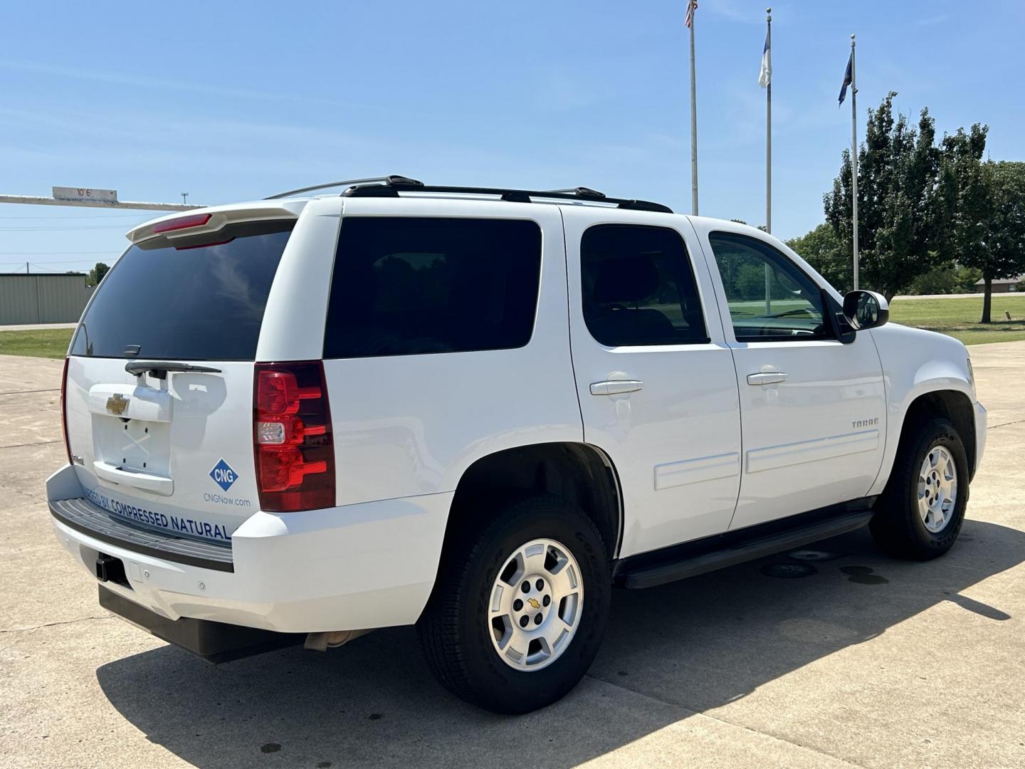 2011 White /BLACK Chevrolet Tahoe LS 4WD (1GNSKAE02BR) with an 5.3L V8 OHV 16V FFV engine, 6-Speed Automatic transmission, located at 17760 Hwy 62, Morris, OK, 74445, (918) 733-4887, 35.609104, -95.877060 - Photo#3