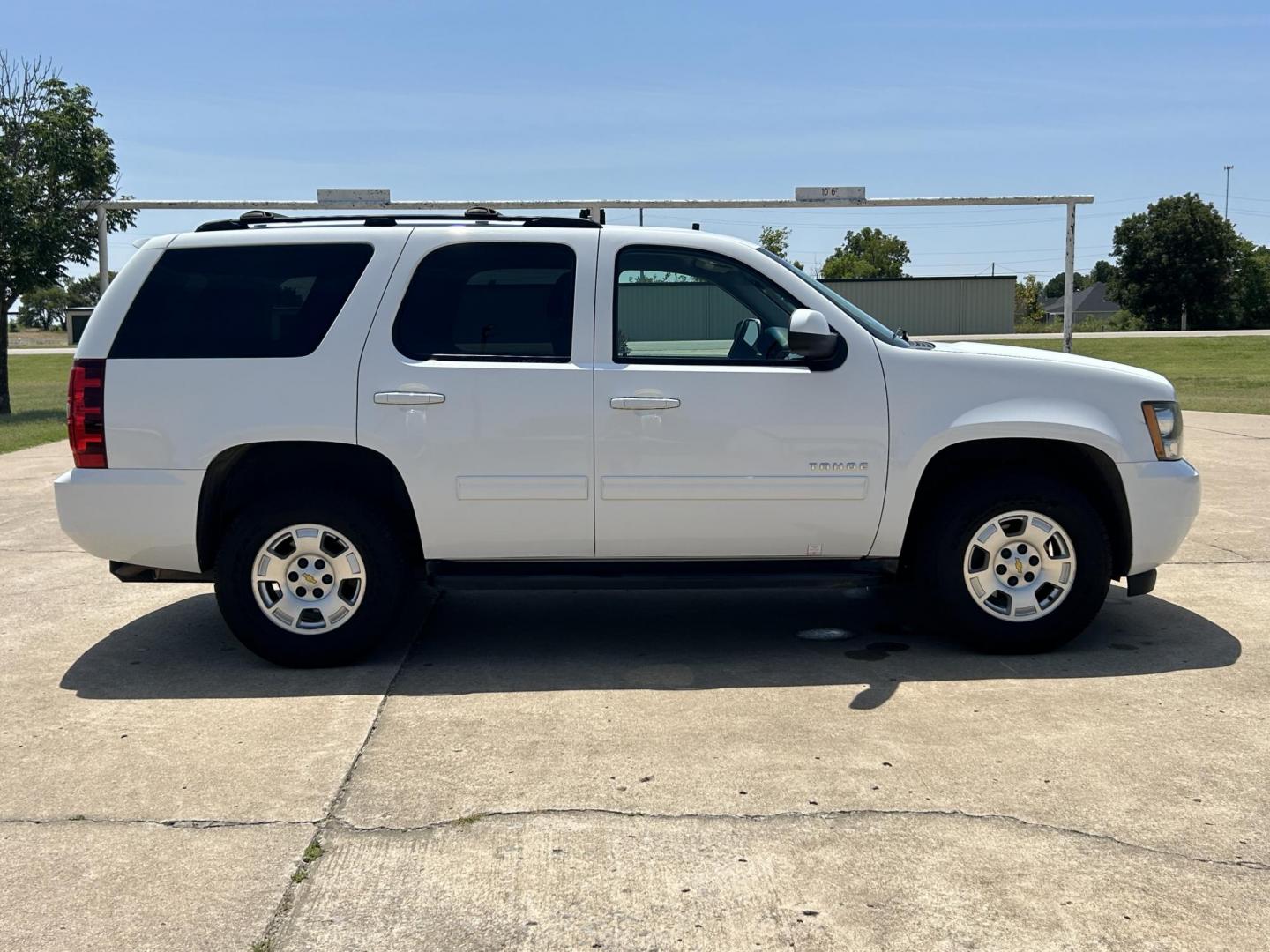 2011 White /BLACK Chevrolet Tahoe LS 4WD (1GNSKAE02BR) with an 5.3L V8 OHV 16V FFV engine, 6-Speed Automatic transmission, located at 17760 Hwy 62, Morris, OK, 74445, (918) 733-4887, 35.609104, -95.877060 - 2011 CHEVY TAHOE 5.3L V8 4WD BI-FUEL FEATURES REMOTE START, REMOTE KEYLESS ENTRY, REMOTE KEYLESS LOCKING SYSTEM, POWER WINDOWS, POWER SEATS, POWER MIRRORS, POWER LOCKS, AM/FM STEREO, CD PLAYER, BACKUP CAMERA, CLOTHS SEATS, POWER-ADJUSTABLE PEDALS, HILL ASSISTANCE, LEATHER-WRAPPED MULTI-FUNCTION STEE - Photo#4