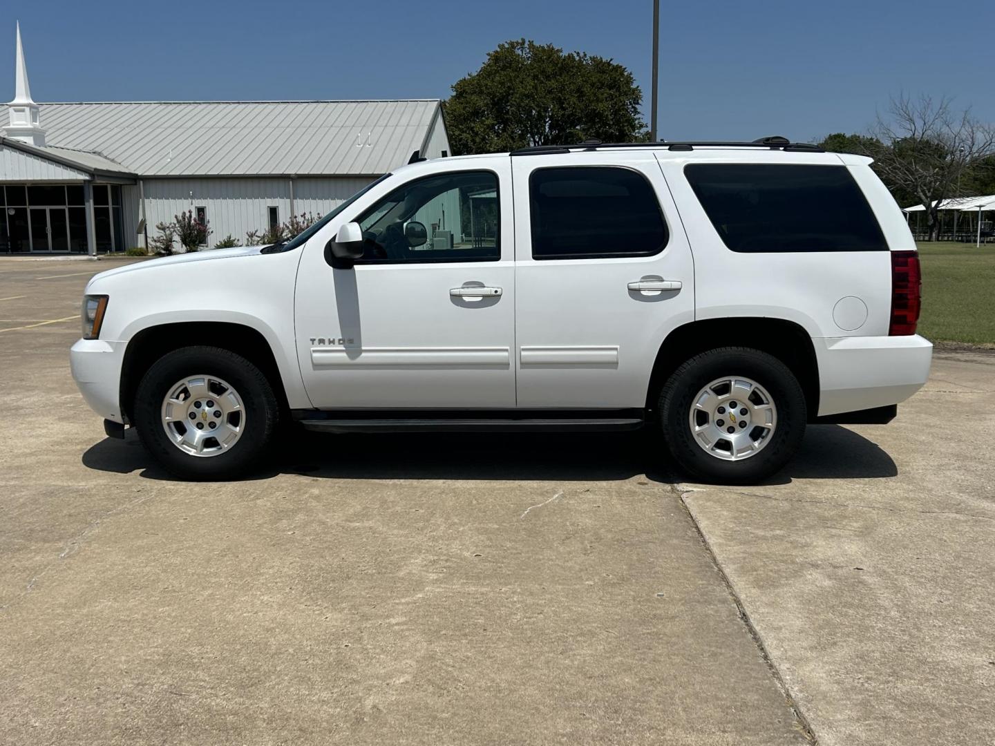 2011 White /BLACK Chevrolet Tahoe LS 4WD (1GNSKAE02BR) with an 5.3L V8 OHV 16V FFV engine, 6-Speed Automatic transmission, located at 17760 Hwy 62, Morris, OK, 74445, (918) 733-4887, 35.609104, -95.877060 - 2011 CHEVY TAHOE 5.3L V8 4WD BI-FUEL FEATURES REMOTE START, REMOTE KEYLESS ENTRY, REMOTE KEYLESS LOCKING SYSTEM, POWER WINDOWS, POWER SEATS, POWER MIRRORS, POWER LOCKS, AM/FM STEREO, CD PLAYER, BACKUP CAMERA, CLOTHS SEATS, POWER-ADJUSTABLE PEDALS, HILL ASSISTANCE, LEATHER-WRAPPED MULTI-FUNCTION STEE - Photo#6