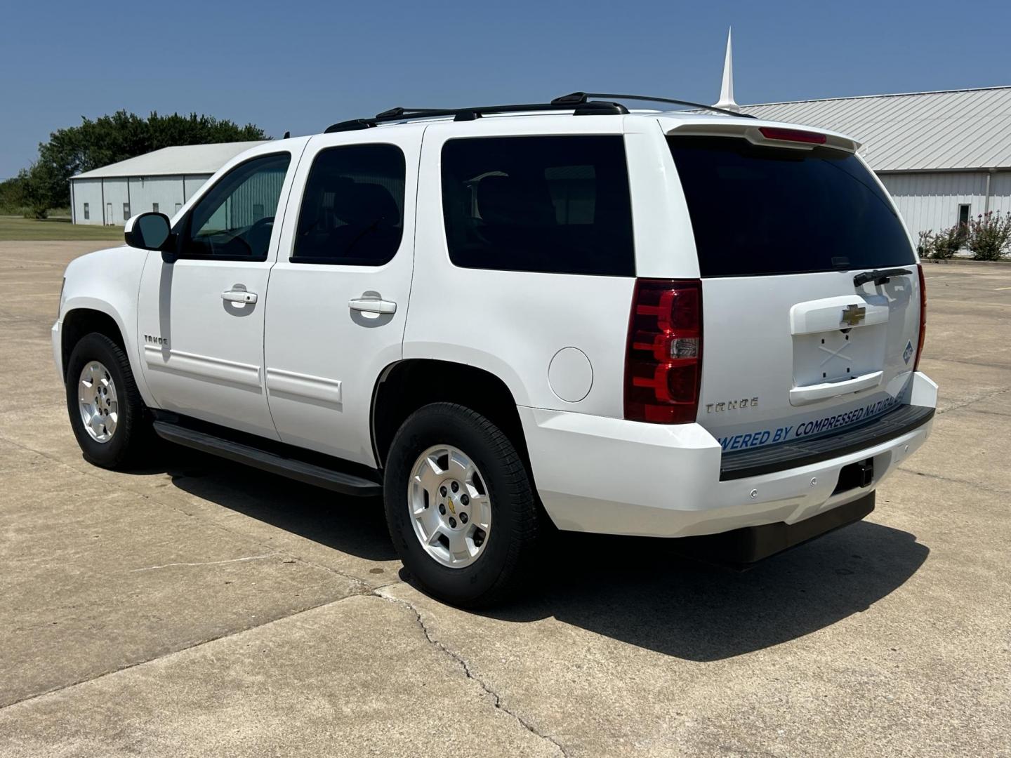 2011 White /BLACK Chevrolet Tahoe LS 4WD (1GNSKAE02BR) with an 5.3L V8 OHV 16V FFV engine, 6-Speed Automatic transmission, located at 17760 Hwy 62, Morris, OK, 74445, (918) 733-4887, 35.609104, -95.877060 - Photo#7