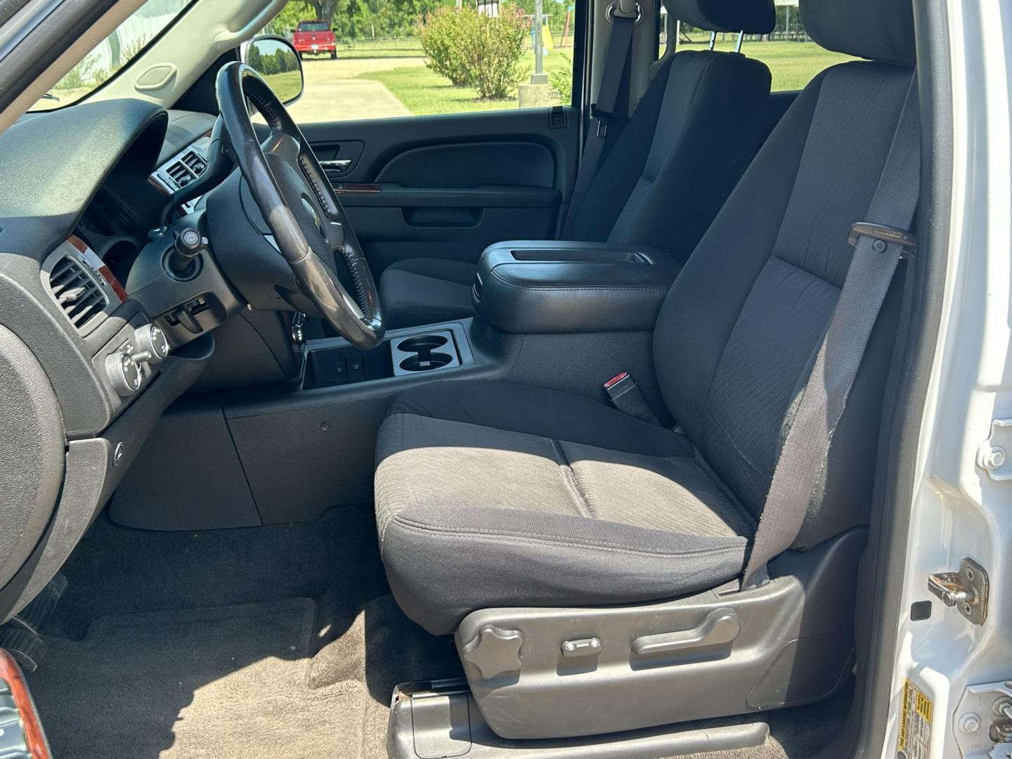 2011 White /BLACK Chevrolet Tahoe LS 4WD (1GNSKAE02BR) with an 5.3L V8 OHV 16V FFV engine, 6-Speed Automatic transmission, located at 17760 Hwy 62, Morris, OK, 74445, (918) 733-4887, 35.609104, -95.877060 - Photo#9