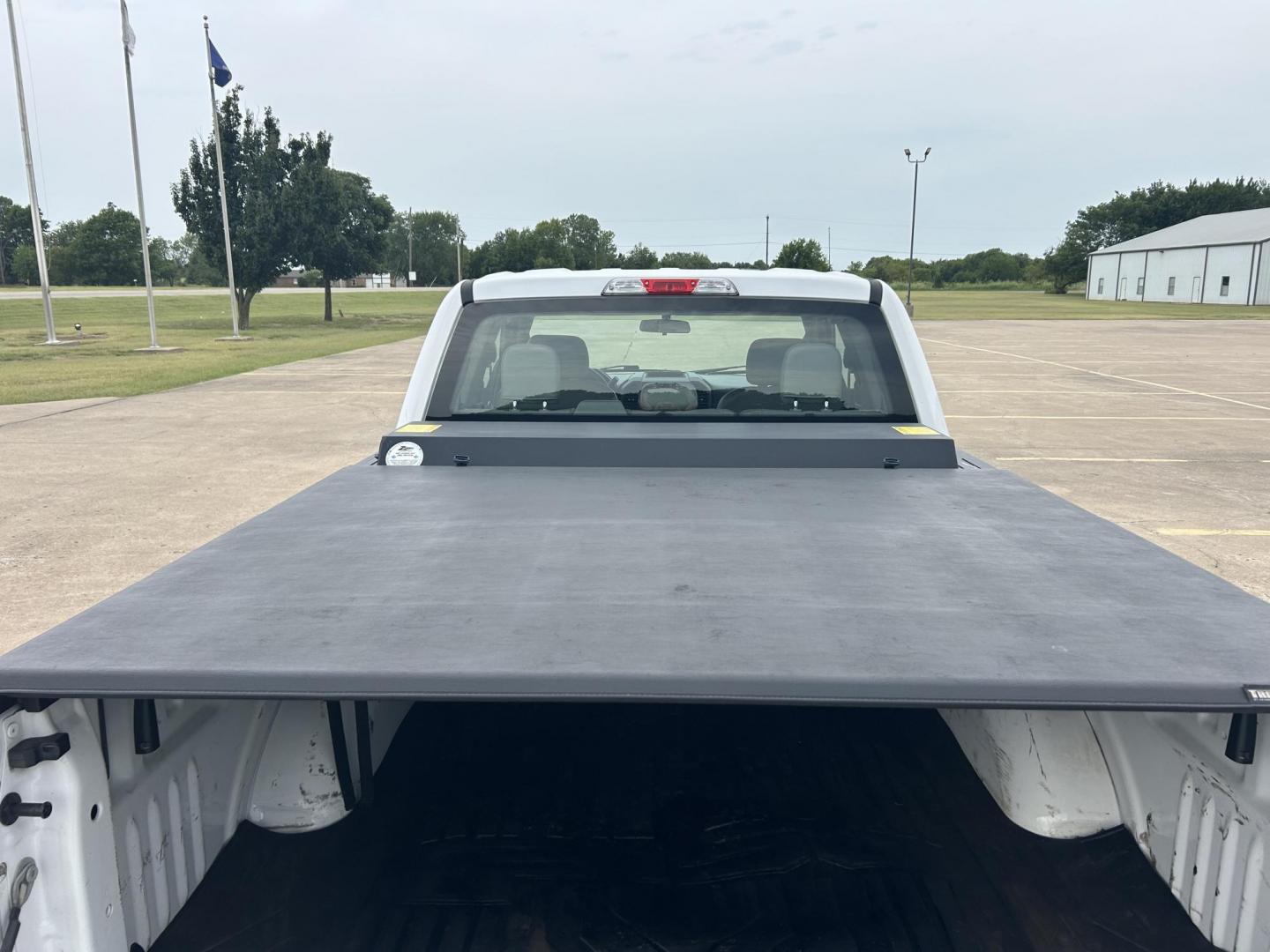 2018 White /Gray Ford F-150 SuperCab 6.5-ft. 4WD (1FTFX1E55JK) with an 5.0L V8 OHV 16V engine, 6A transmission, located at 17760 Hwy 62, Morris, OK, 74445, (918) 733-4887, 35.609104, -95.877060 - 2018 FORD F150 HAS A 5.0L V8 ENGINE AND IS 4WD. FEATURES KEYLESS ENTERY, LEATHER INTERIOR, POWER WINDOWS, POWER LOCKS, POWER MIRRORS, AM/FM RADIO, A/C, TRACTION CONTROL, AUXILIARY PORT, BACKUP CAMERA, TILT STEERING WHEEL, BED COVER, AND BED LINER. EQUIPPED WITH A BI-FUEL CNG FUEL SYSTEM. IT RUNS ON - Photo#16