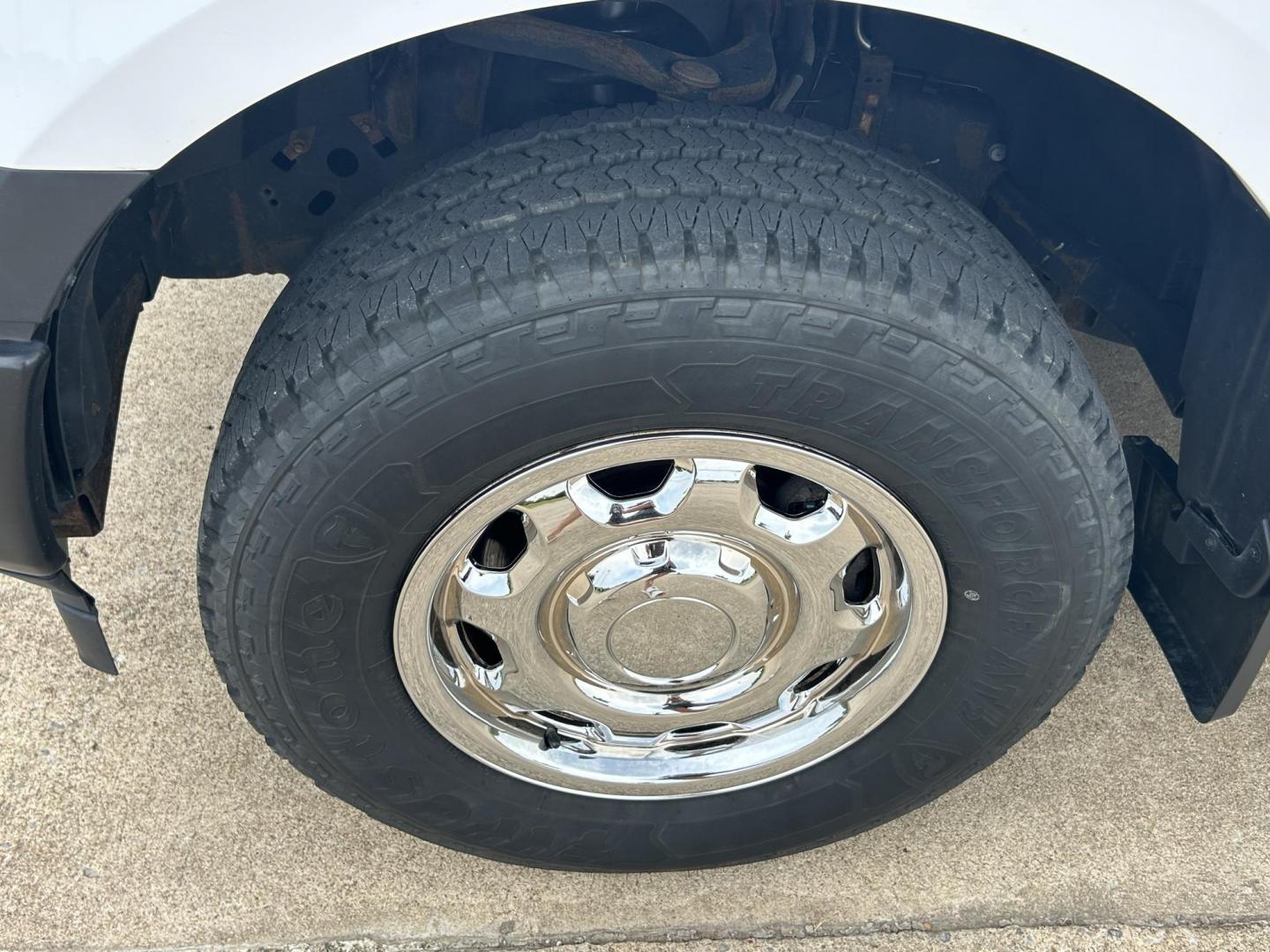 2018 White /Gray Ford F-150 SuperCab 6.5-ft. 4WD (1FTFX1E55JK) with an 5.0L V8 OHV 16V engine, 6A transmission, located at 17760 Hwy 62, Morris, OK, 74445, (918) 733-4887, 35.609104, -95.877060 - 2018 FORD F150 HAS A 5.0L V8 ENGINE AND IS 4WD. FEATURES KEYLESS ENTERY, LEATHER INTERIOR, POWER WINDOWS, POWER LOCKS, POWER MIRRORS, AM/FM RADIO, A/C, TRACTION CONTROL, AUXILIARY PORT, BACKUP CAMERA, TILT STEERING WHEEL, BED COVER, AND BED LINER. EQUIPPED WITH A BI-FUEL CNG FUEL SYSTEM. IT RUNS ON - Photo#23