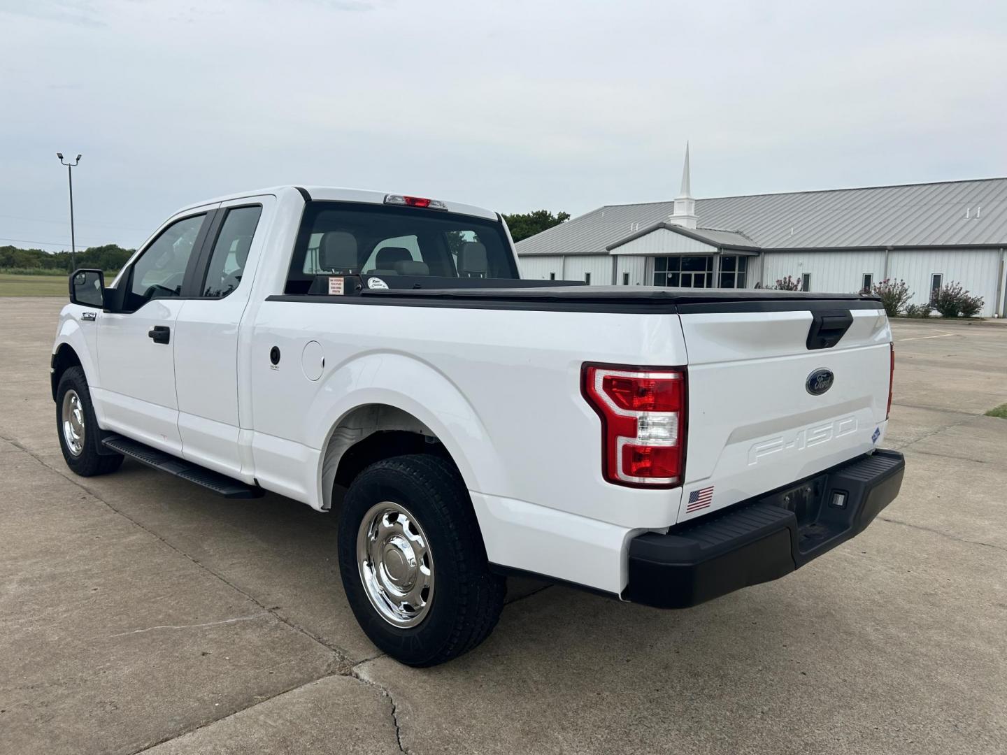 2018 White /Gray Ford F-150 SuperCab 6.5-ft. 4WD (1FTFX1E55JK) with an 5.0L V8 OHV 16V engine, 6A transmission, located at 17760 Hwy 62, Morris, OK, 74445, (918) 733-4887, 35.609104, -95.877060 - 2018 FORD F150 HAS A 5.0L V8 ENGINE AND IS 4WD. FEATURES KEYLESS ENTERY, LEATHER INTERIOR, POWER WINDOWS, POWER LOCKS, POWER MIRRORS, AM/FM RADIO, A/C, TRACTION CONTROL, AUXILIARY PORT, BACKUP CAMERA, TILT STEERING WHEEL, BED COVER, AND BED LINER. EQUIPPED WITH A BI-FUEL CNG FUEL SYSTEM. IT RUNS ON - Photo#5