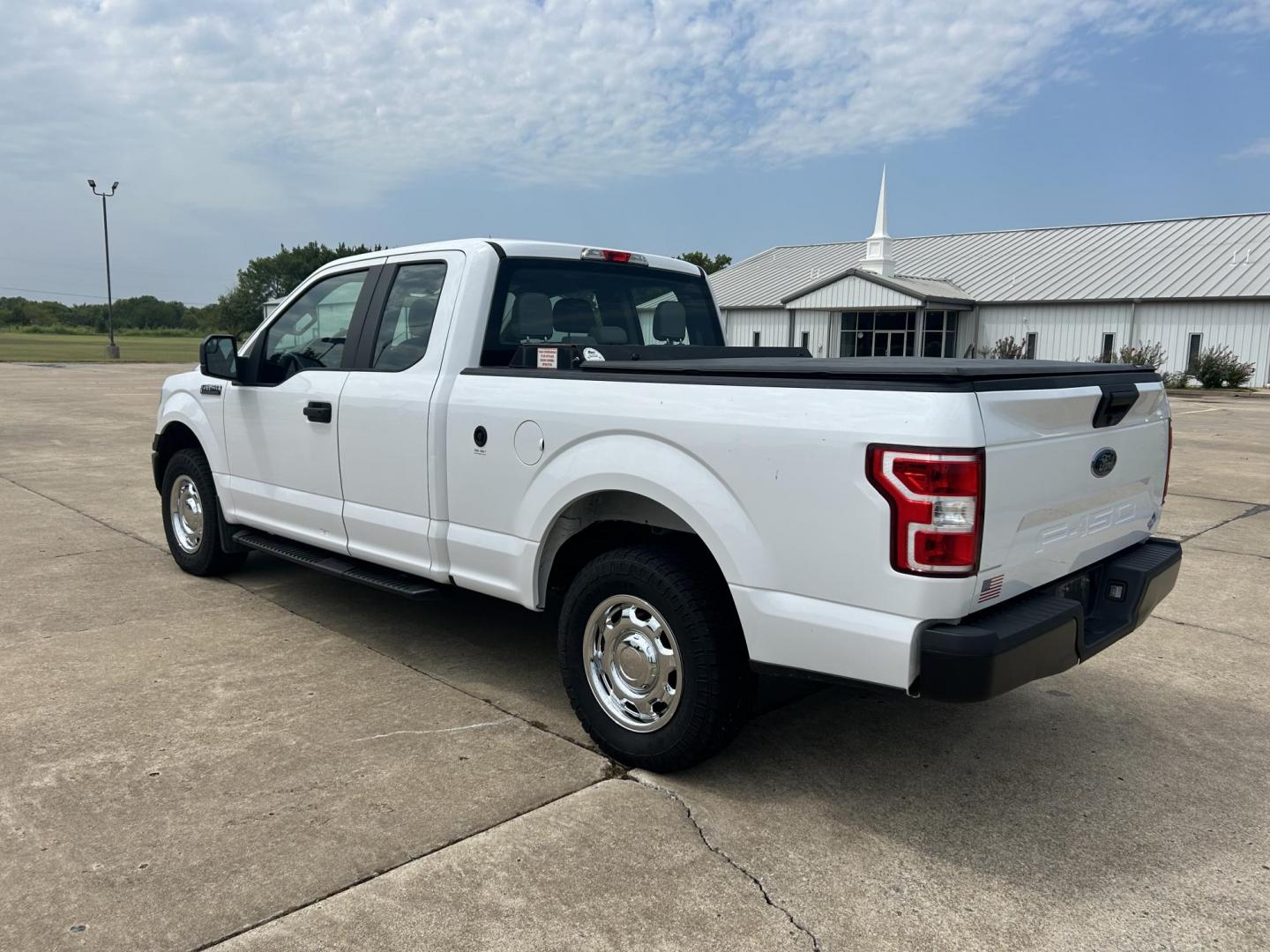 2018 /Gray Ford F-150 Lariat SuperCab 6.5-ft. 4WD (1FTFX1E5XJK) with an 5.0L V8 OHV 16V engine, 6A transmission, located at 17760 Hwy 62, Morris, OK, 74445, (918) 733-4887, 35.609104, -95.877060 - 2018 FORD F150 HAS A 5.0L V8 ENGINE AND IS 4WD. FEATURES KEYLESS ENTERY, LEATHER INTERIOR, POWER WINDOWS, POWER LOCKS, POWER MIRRORS, AM/FM RADIO, A/C, TRACTION CONTROL, AUXILIARY PORT, BACKUP CAMERA, TILT STEERING WHEEL, BED COVER, AND BED LINER. EQUIPPED WITH A BI-FUEL CNG FUEL SYSTEM. IT RUNS ON - Photo#6