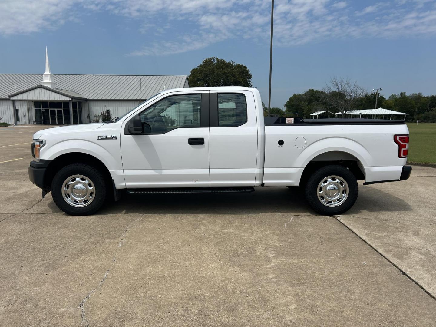 2018 /Gray Ford F-150 Lariat SuperCab 6.5-ft. 4WD (1FTFX1E5XJK) with an 5.0L V8 OHV 16V engine, 6A transmission, located at 17760 Hwy 62, Morris, OK, 74445, (918) 733-4887, 35.609104, -95.877060 - 2018 FORD F150 HAS A 5.0L V8 ENGINE AND IS 4WD. FEATURES KEYLESS ENTERY, LEATHER INTERIOR, POWER WINDOWS, POWER LOCKS, POWER MIRRORS, AM/FM RADIO, A/C, TRACTION CONTROL, AUXILIARY PORT, BACKUP CAMERA, TILT STEERING WHEEL, BED COVER, AND BED LINER. EQUIPPED WITH A BI-FUEL CNG FUEL SYSTEM. IT RUNS ON - Photo#7