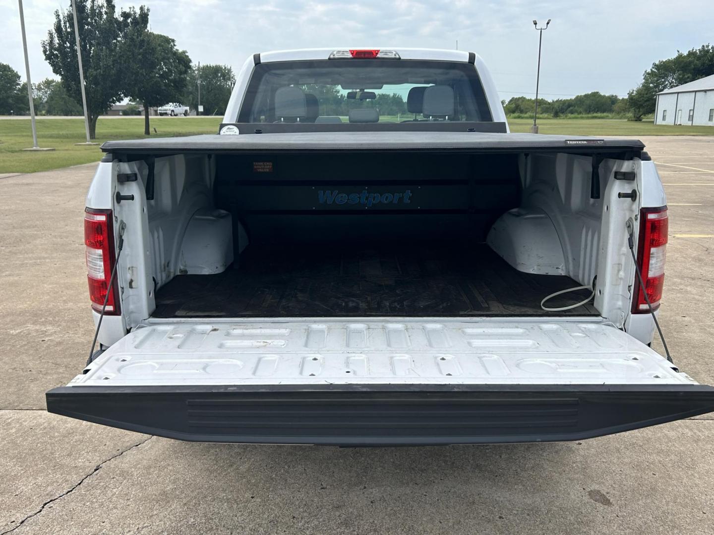 2018 /Gray Ford F-150 Lariat SuperCab 6.5-ft. 4WD (1FTFX1E5XJK) with an 5.0L V8 OHV 16V engine, 6A transmission, located at 17760 Hwy 62, Morris, OK, 74445, (918) 733-4887, 35.609104, -95.877060 - 2018 FORD F150 HAS A 5.0L V8 ENGINE AND IS 4WD. FEATURES KEYLESS ENTERY, LEATHER INTERIOR, POWER WINDOWS, POWER LOCKS, POWER MIRRORS, AM/FM RADIO, A/C, TRACTION CONTROL, AUXILIARY PORT, BACKUP CAMERA, TILT STEERING WHEEL, BED COVER, AND BED LINER. EQUIPPED WITH A BI-FUEL CNG FUEL SYSTEM. IT RUNS ON - Photo#15