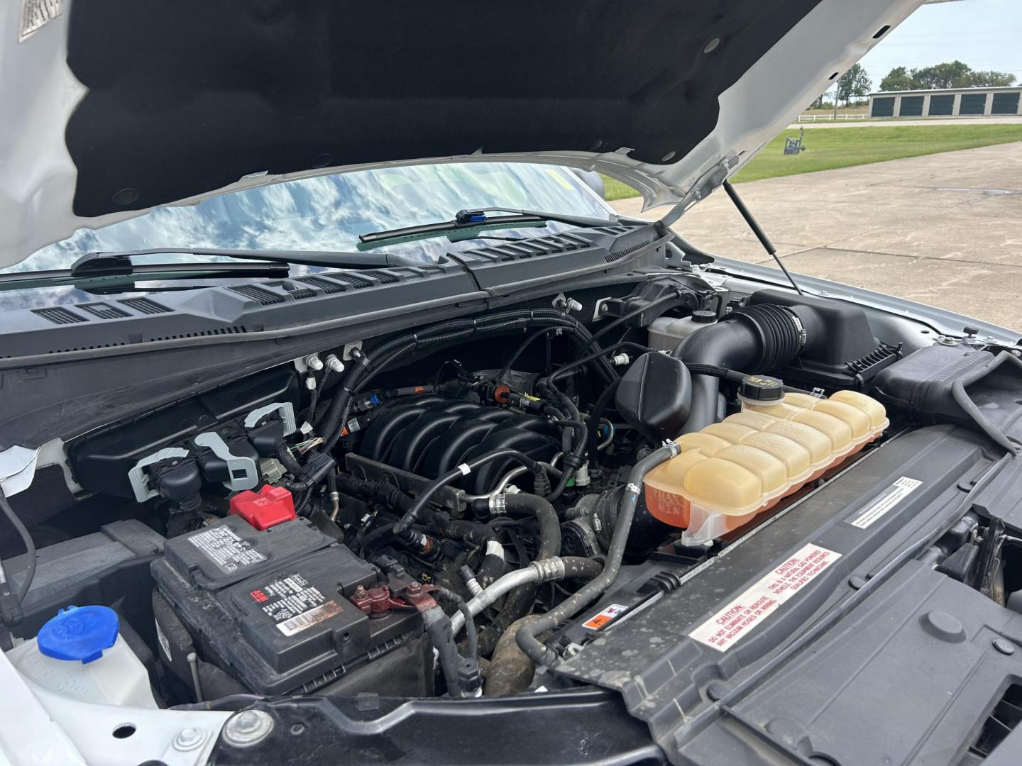 2018 /Gray Ford F-150 Lariat SuperCab 6.5-ft. 4WD (1FTFX1E5XJK) with an 5.0L V8 OHV 16V engine, 6A transmission, located at 17760 Hwy 62, Morris, OK, 74445, (918) 733-4887, 35.609104, -95.877060 - 2018 FORD F150 HAS A 5.0L V8 ENGINE AND IS 4WD. FEATURES KEYLESS ENTERY, LEATHER INTERIOR, POWER WINDOWS, POWER LOCKS, POWER MIRRORS, AM/FM RADIO, A/C, TRACTION CONTROL, AUXILIARY PORT, BACKUP CAMERA, TILT STEERING WHEEL, BED COVER, AND BED LINER. EQUIPPED WITH A BI-FUEL CNG FUEL SYSTEM. IT RUNS ON - Photo#20