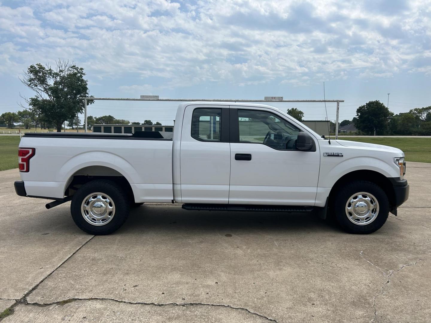 2018 /Gray Ford F-150 Lariat SuperCab 6.5-ft. 4WD (1FTFX1E5XJK) with an 5.0L V8 OHV 16V engine, 6A transmission, located at 17760 Hwy 62, Morris, OK, 74445, (918) 733-4887, 35.609104, -95.877060 - 2018 FORD F150 HAS A 5.0L V8 ENGINE AND IS 4WD. FEATURES KEYLESS ENTERY, LEATHER INTERIOR, POWER WINDOWS, POWER LOCKS, POWER MIRRORS, AM/FM RADIO, A/C, TRACTION CONTROL, AUXILIARY PORT, BACKUP CAMERA, TILT STEERING WHEEL, BED COVER, AND BED LINER. EQUIPPED WITH A BI-FUEL CNG FUEL SYSTEM. IT RUNS ON - Photo#3