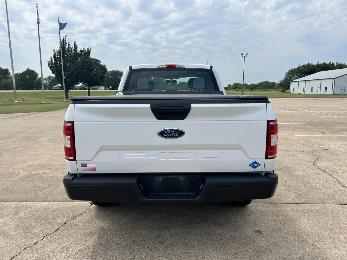 2018 /Gray Ford F-150 Lariat SuperCab 6.5-ft. 4WD (1FTFX1E5XJK) with an 5.0L V8 OHV 16V engine, 6A transmission, located at 17760 Hwy 62, Morris, OK, 74445, (918) 733-4887, 35.609104, -95.877060 - 2018 FORD F150 HAS A 5.0L V8 ENGINE AND IS 4WD. FEATURES KEYLESS ENTERY, LEATHER INTERIOR, POWER WINDOWS, POWER LOCKS, POWER MIRRORS, AM/FM RADIO, A/C, TRACTION CONTROL, AUXILIARY PORT, BACKUP CAMERA, TILT STEERING WHEEL, BED COVER, AND BED LINER. EQUIPPED WITH A BI-FUEL CNG FUEL SYSTEM. IT RUNS ON - Photo#5