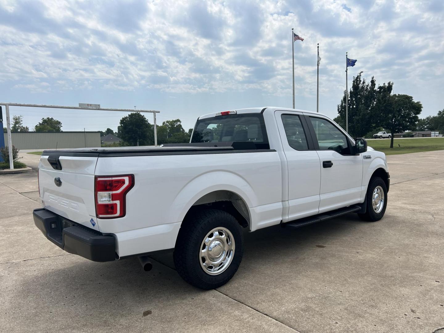 2018 /Gray Ford F-150 Lariat SuperCab 6.5-ft. 4WD (1FTFX1E5XJK) with an 5.0L V8 OHV 16V engine, 6A transmission, located at 17760 Hwy 62, Morris, OK, 74445, (918) 733-4887, 35.609104, -95.877060 - 2018 FORD F150 HAS A 5.0L V8 ENGINE AND IS 4WD. FEATURES KEYLESS ENTERY, LEATHER INTERIOR, POWER WINDOWS, POWER LOCKS, POWER MIRRORS, AM/FM RADIO, A/C, TRACTION CONTROL, AUXILIARY PORT, BACKUP CAMERA, TILT STEERING WHEEL, BED COVER, AND BED LINER. EQUIPPED WITH A BI-FUEL CNG FUEL SYSTEM. IT RUNS ON - Photo#4