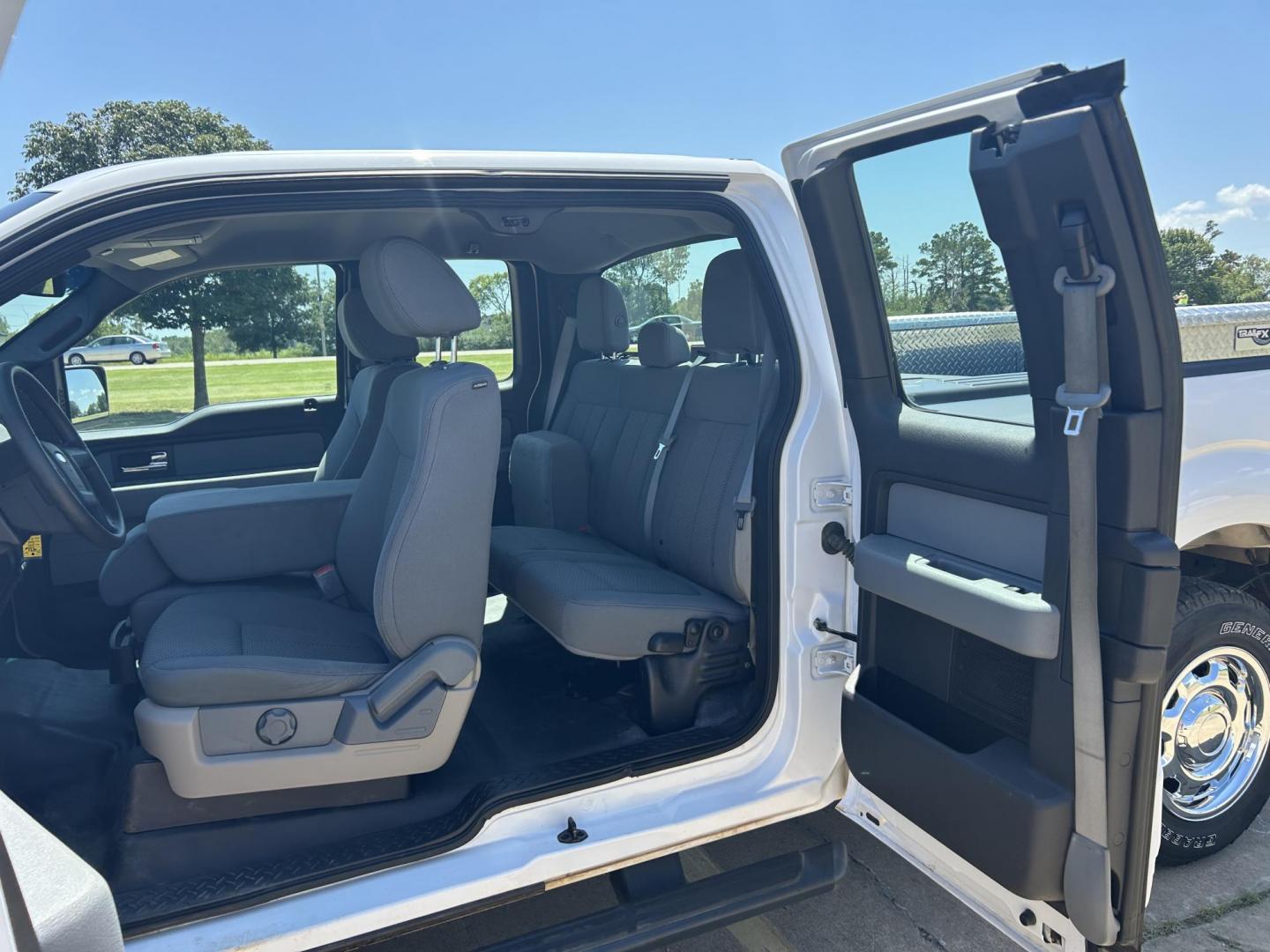 2014 /Gray Ford F-150 XLT SuperCab 8-ft. Bed 2WD (1FTEX1CM1EK) with an 3.7L V6 DOHC 24V engine, 6-Speed Automatic transmission, located at 17760 Hwy 62, Morris, OK, 74445, (918) 733-4887, 35.609104, -95.877060 - Photo#17