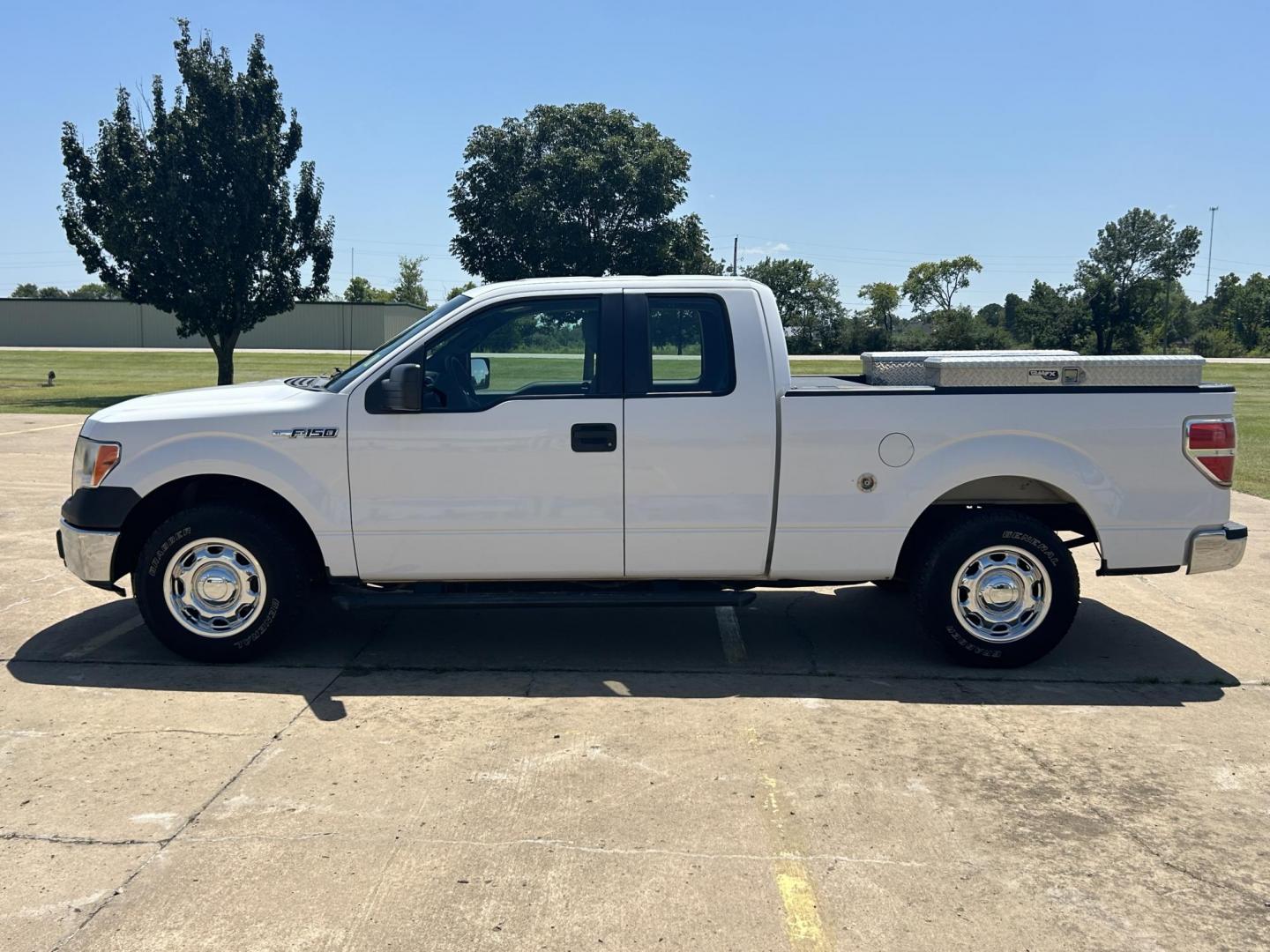 2014 /Gray Ford F-150 XLT SuperCab 8-ft. Bed 2WD (1FTEX1CM1EK) with an 3.7L V6 DOHC 24V engine, 6-Speed Automatic transmission, located at 17760 Hwy 62, Morris, OK, 74445, (918) 733-4887, 35.609104, -95.877060 - Photo#6