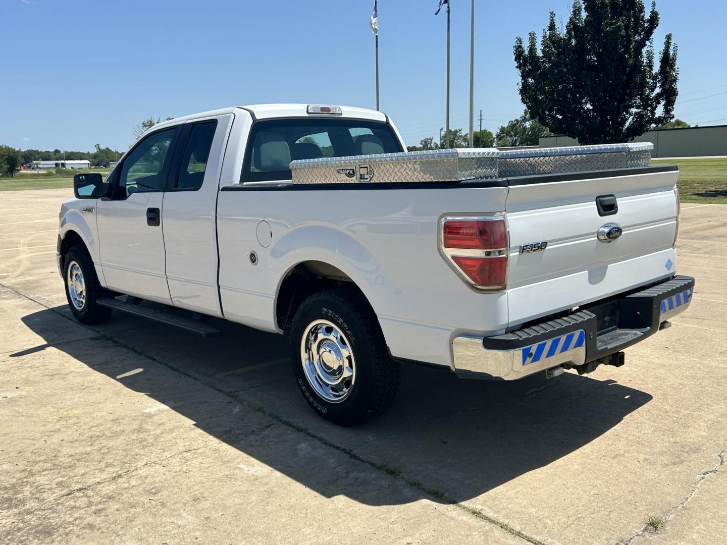 2014 /Gray Ford F-150 XLT SuperCab 8-ft. Bed 2WD (1FTEX1CM1EK) with an 3.7L V6 DOHC 24V engine, 6-Speed Automatic transmission, located at 17760 Hwy 62, Morris, OK, 74445, (918) 733-4887, 35.609104, -95.877060 - Photo#7