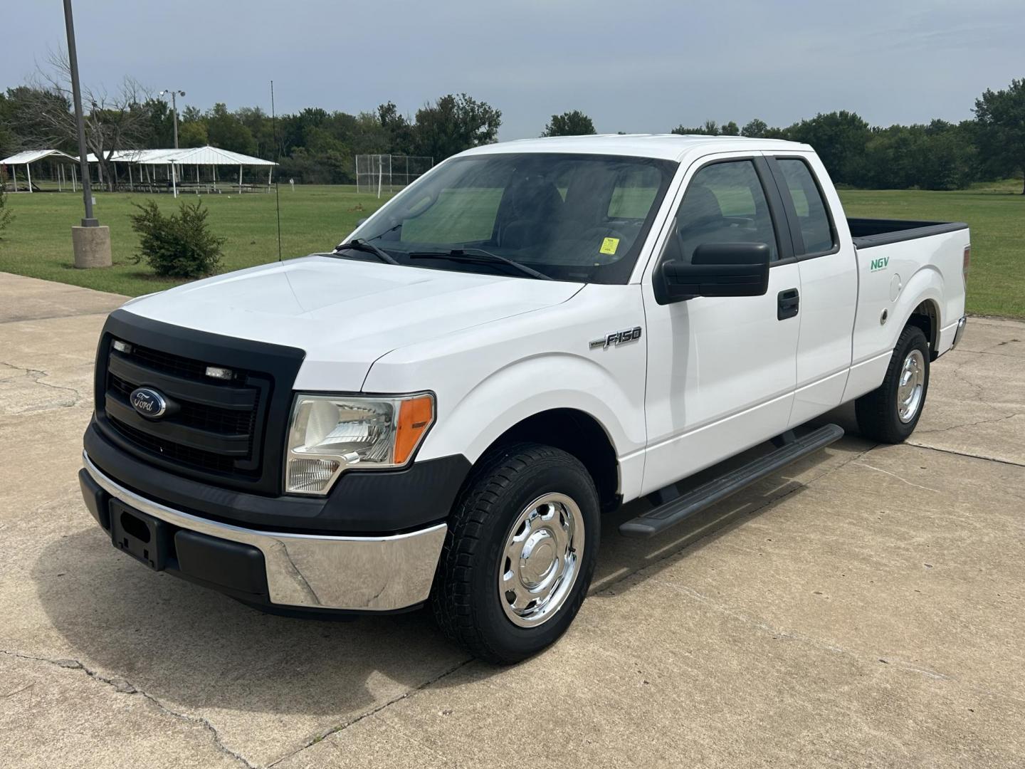 2014 White /Gray Ford F-150 XLT SuperCab 8-ft. Bed 2WD (1FTEX1CMXEK) with an 3.7L V6 DOHC 24V engine, 6-Speed Automatic transmission, located at 17760 Hwy 62, Morris, OK, 74445, (918) 733-4887, 35.609104, -95.877060 - Photo#0