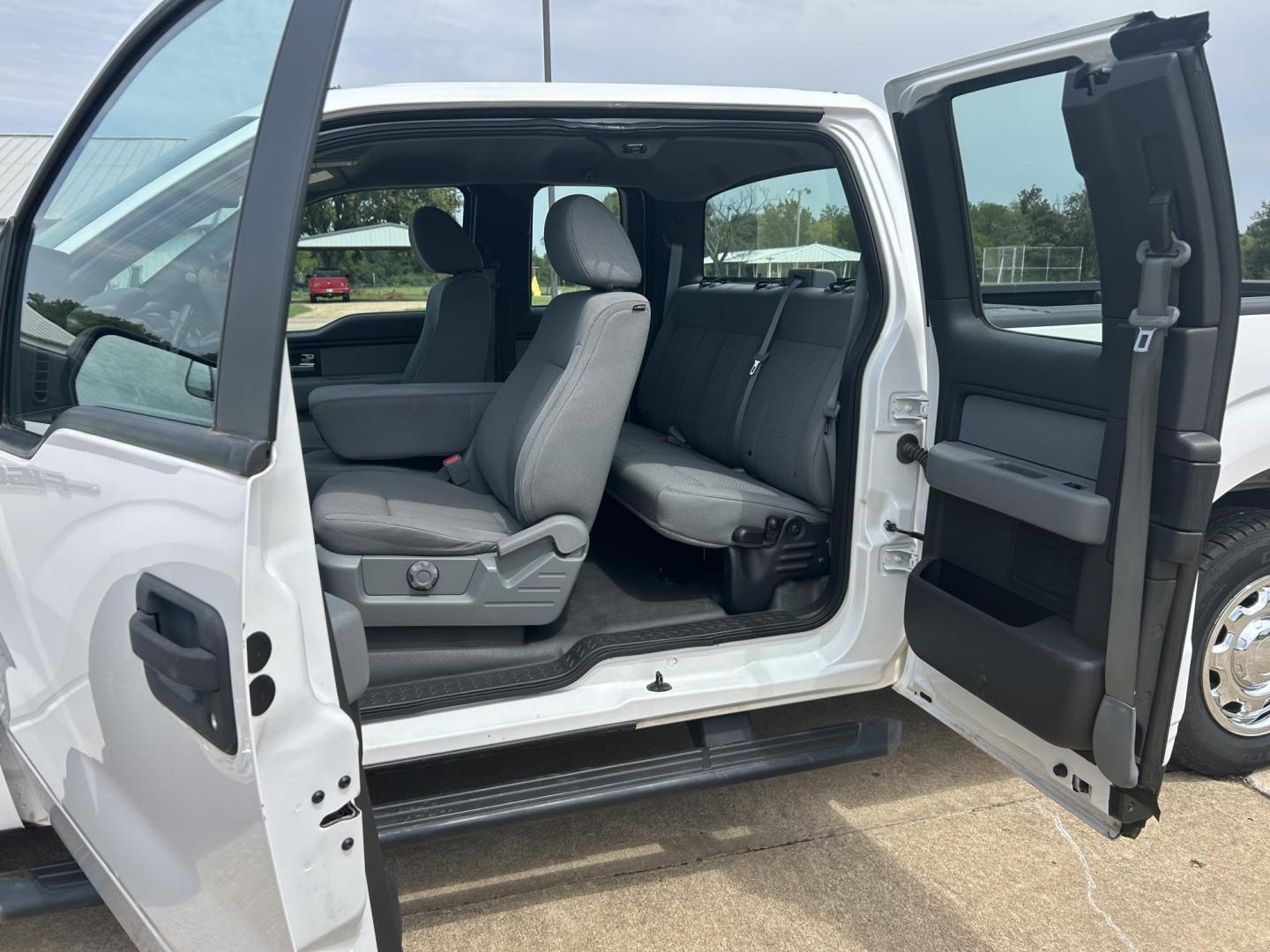 2014 White /Gray Ford F-150 XLT SuperCab 8-ft. Bed 2WD (1FTEX1CMXEK) with an 3.7L V6 DOHC 24V engine, 6-Speed Automatic transmission, located at 17760 Hwy 62, Morris, OK, 74445, (918) 733-4887, 35.609104, -95.877060 - 2014 FORD F-150 XL SUPERCAB 8-ft. BED 2WD 3.7L V6 FEATURES KEYLESS REMOTE ENTRY, POWER LOCKS, POWER WINDOWS, AM/FM STEREO, SIRIUS XM STEREO, CD PLAYER, AUXILLARY PORT, CRUISE CONTROL, TRACTION CONTROL, MULTI-FUNCTIONING STEERING WHEEL CONTROLS. HAS 78,392 MILES WITH 235/75R17 TIRES. CLEAN TITLE AND - Photo#17