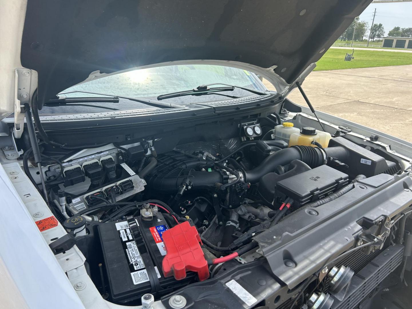 2014 White /Gray Ford F-150 XLT SuperCab 8-ft. Bed 2WD (1FTEX1CMXEK) with an 3.7L V6 DOHC 24V engine, 6-Speed Automatic transmission, located at 17760 Hwy 62, Morris, OK, 74445, (918) 733-4887, 35.609104, -95.877060 - 2014 FORD F-150 XL SUPERCAB 8-ft. BED 2WD 3.7L V6 FEATURES KEYLESS REMOTE ENTRY, POWER LOCKS, POWER WINDOWS, AM/FM STEREO, SIRIUS XM STEREO, CD PLAYER, AUXILLARY PORT, CRUISE CONTROL, TRACTION CONTROL, MULTI-FUNCTIONING STEERING WHEEL CONTROLS. HAS 78,392 MILES WITH 235/75R17 TIRES. CLEAN TITLE AND - Photo#23