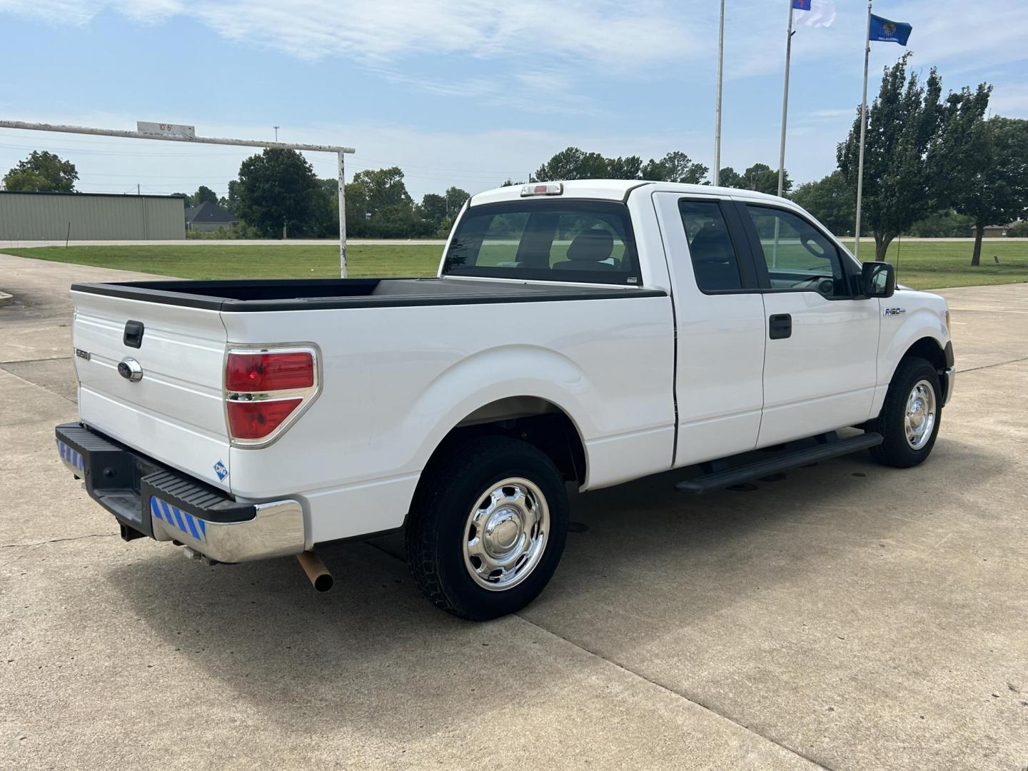 2014 White /Gray Ford F-150 XLT SuperCab 8-ft. Bed 2WD (1FTEX1CMXEK) with an 3.7L V6 DOHC 24V engine, 6-Speed Automatic transmission, located at 17760 Hwy 62, Morris, OK, 74445, (918) 733-4887, 35.609104, -95.877060 - Photo#3