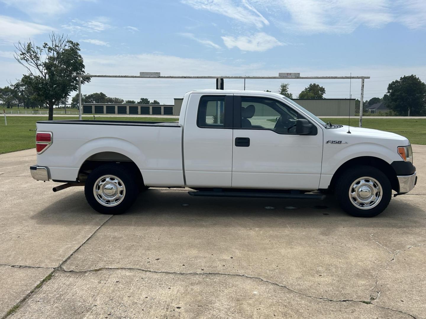 2014 White /Gray Ford F-150 XLT SuperCab 8-ft. Bed 2WD (1FTEX1CMXEK) with an 3.7L V6 DOHC 24V engine, 6-Speed Automatic transmission, located at 17760 Hwy 62, Morris, OK, 74445, (918) 733-4887, 35.609104, -95.877060 - 2014 FORD F-150 XL SUPERCAB 8-ft. BED 2WD 3.7L V6 FEATURES KEYLESS REMOTE ENTRY, POWER LOCKS, POWER WINDOWS, AM/FM STEREO, SIRIUS XM STEREO, CD PLAYER, AUXILLARY PORT, CRUISE CONTROL, TRACTION CONTROL, MULTI-FUNCTIONING STEERING WHEEL CONTROLS. HAS 78,392 MILES WITH 235/75R17 TIRES. CLEAN TITLE AND - Photo#4